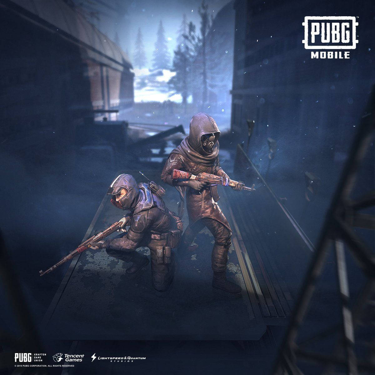 PUBG 3D 生動高清戰鬥裝備 壁紙 — 兩名身穿裝甲、戴著防毒面具的士兵在昏暗的工業廢墟中蹲下，背景是霧氣瀰漫的暮色天空。
