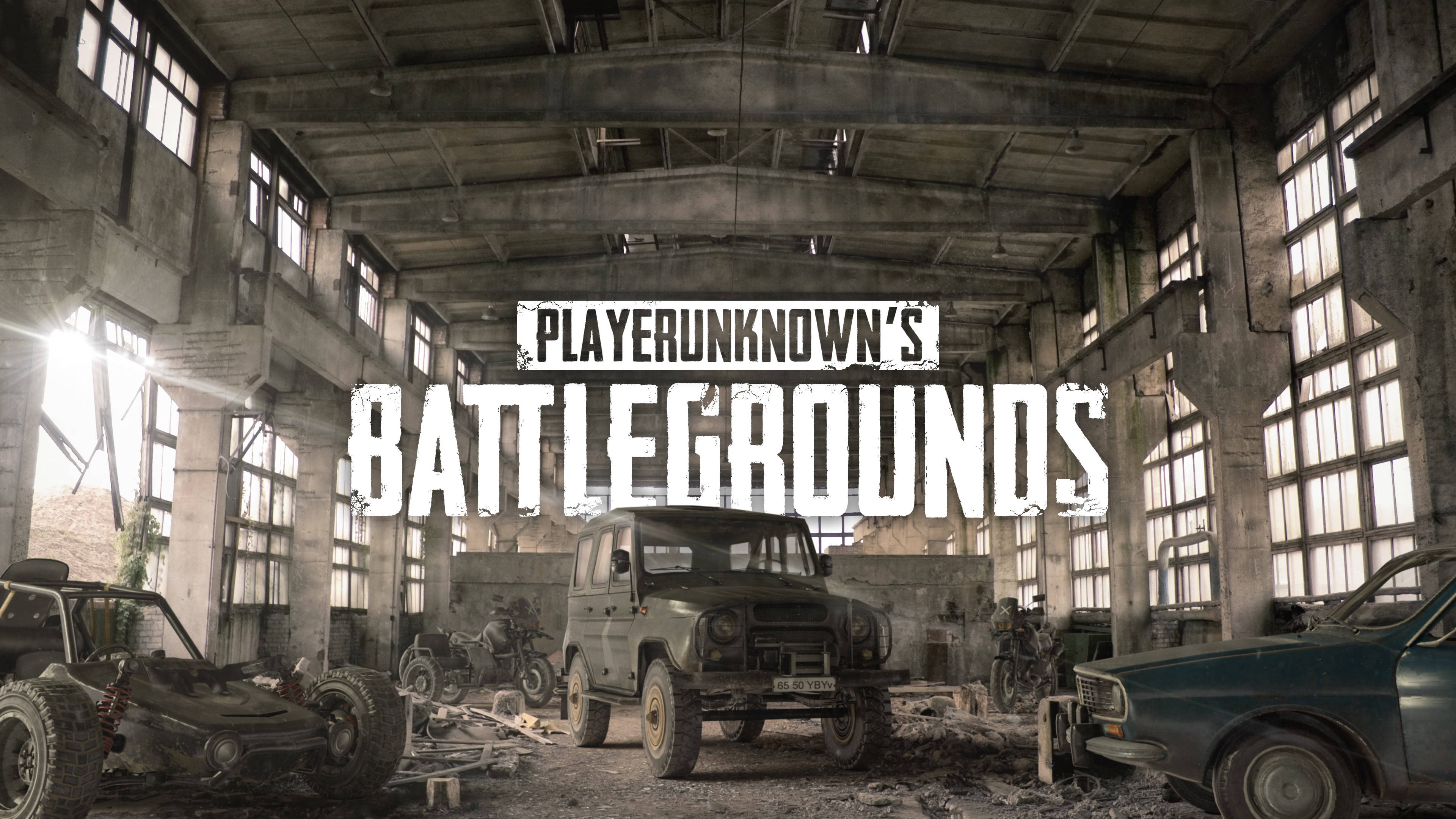 PUBG 3D 生動高清標誌 壁紙 — 一個破舊的倉庫，在破窗下堆滿廢棄車輛，帶有「PLAYERUNKNOWN'S BATTLEGROUNDS」標誌。