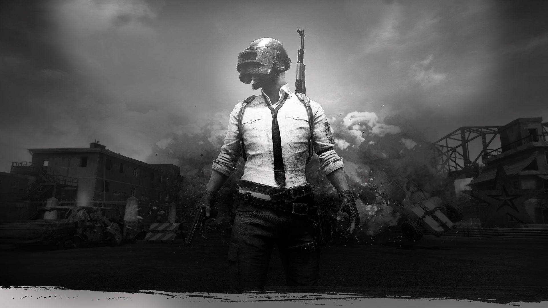 PUBG 黑白角色背景 壁紙 — 一名孤獨的士兵戴著頭盔和領帶，在暴風雨的天空下站在戰火摧殘的廢墟中，手持步槍。