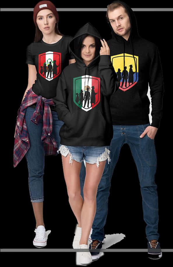 PUBG主題服裝模特展示 壁紙 — 三位模特兒自信地穿著黑色連帽衫和T恤，上面有意大利國旗盾牌圖案和剪影人物。