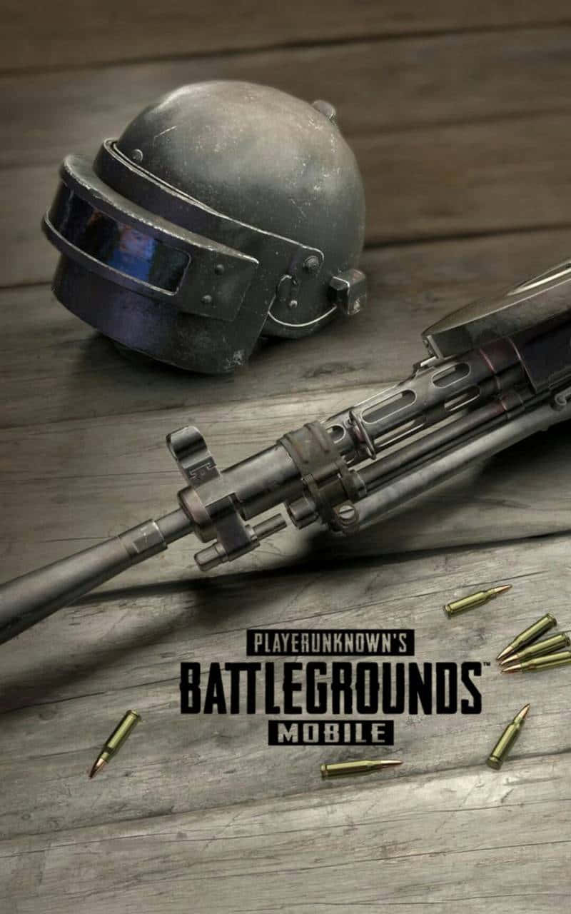用於 PUBG Mobile 的木質表面上的戰鬥頭盔和步槍及子彈。
