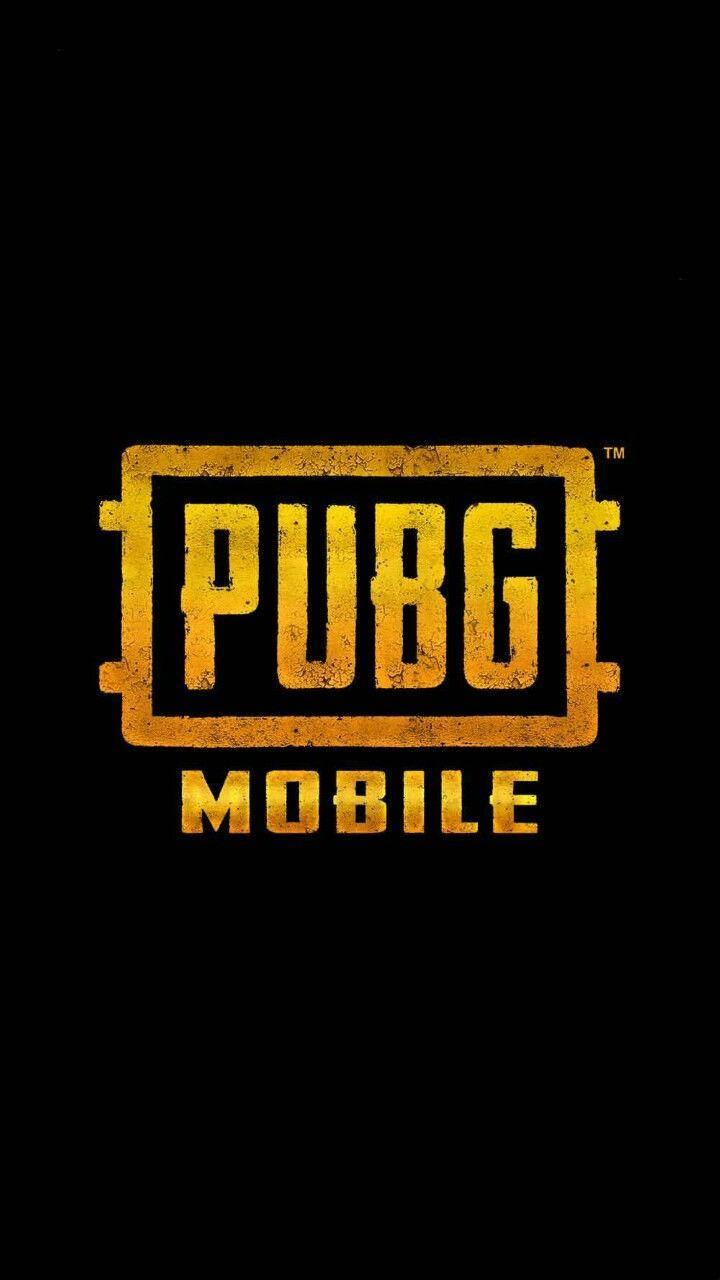手機版PUBG標誌 壁紙 — 在純黑色背景中央放置帶有磨損紋理的醒目金色PUBG MOBILE標誌。
