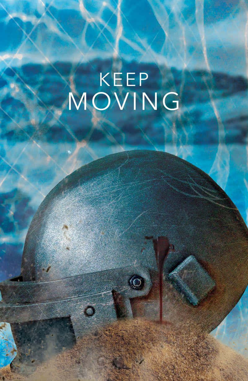 一個戰鬥頭盔，血滴入沙中，下方是漣漪的藍色水，上面有文字 keep moving。