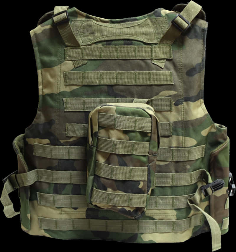 PUBG 軍用迷彩背心 壁紙 — 一件軍用迷彩戰術背心，帶有多條織帶和一個前袋，背景為黑色。