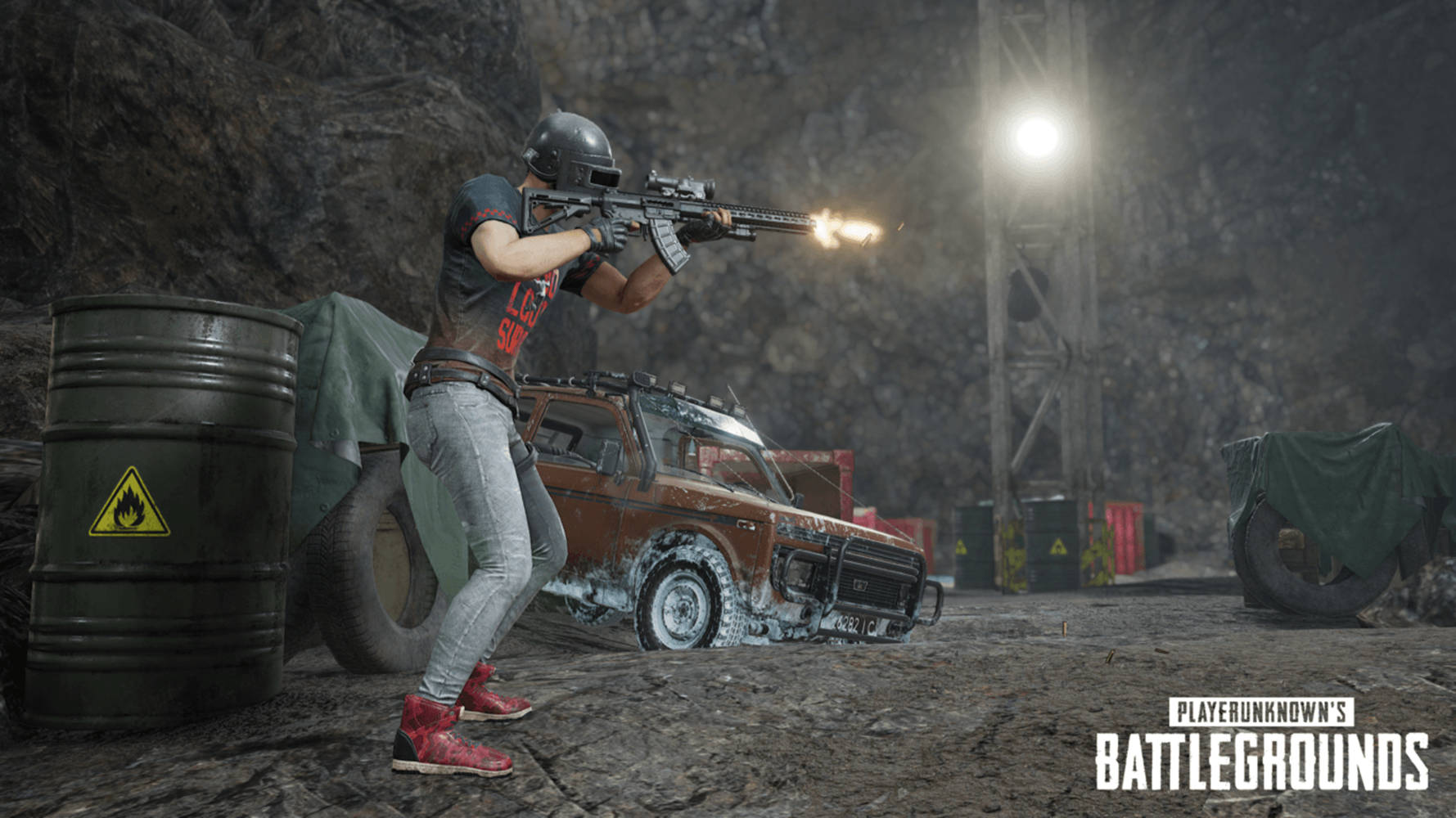 玩家在PUBG洞穴中生鏽汽車和桶旁開槍射擊