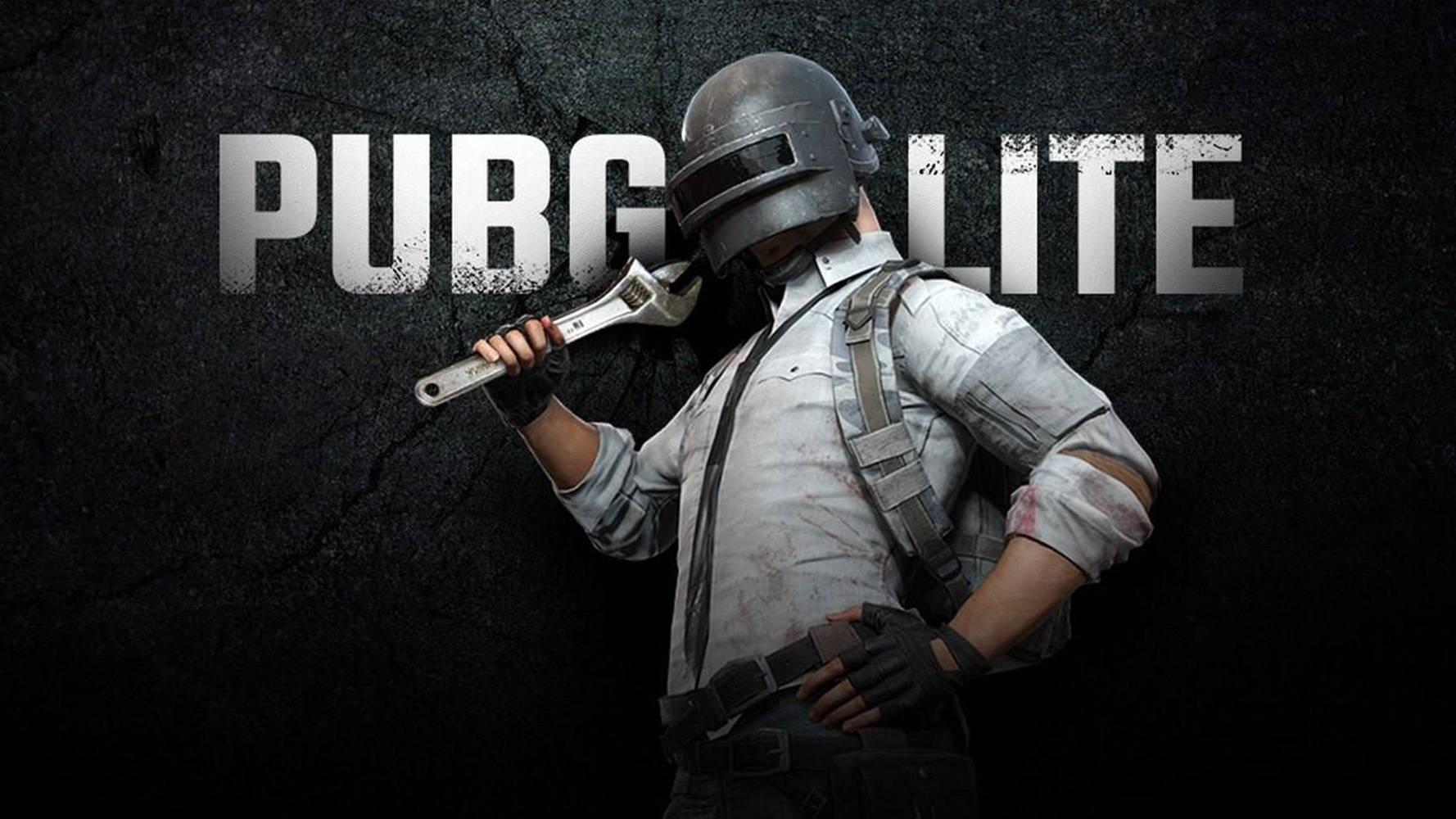戴頭盔的士兵拿著扳手，靠著有 PUBG LITE 文字的暗色破裂牆壁。