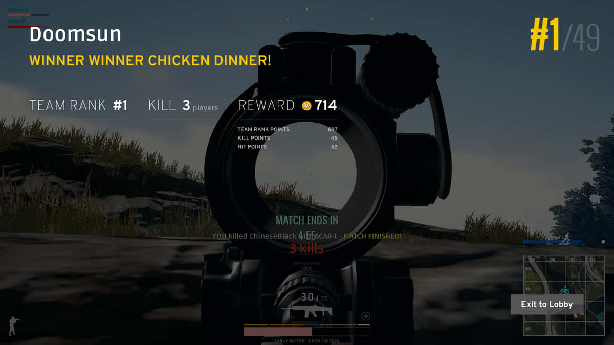 PUBG 勝利畫面 奖勵與殺敵數 壁紙 — 通過步槍瞄準鏡的第一人稱視角，顯示大逃殺遊戲中的勝利畫面，帶有「WINNER WINNER CHICKEN DINNER」文字。