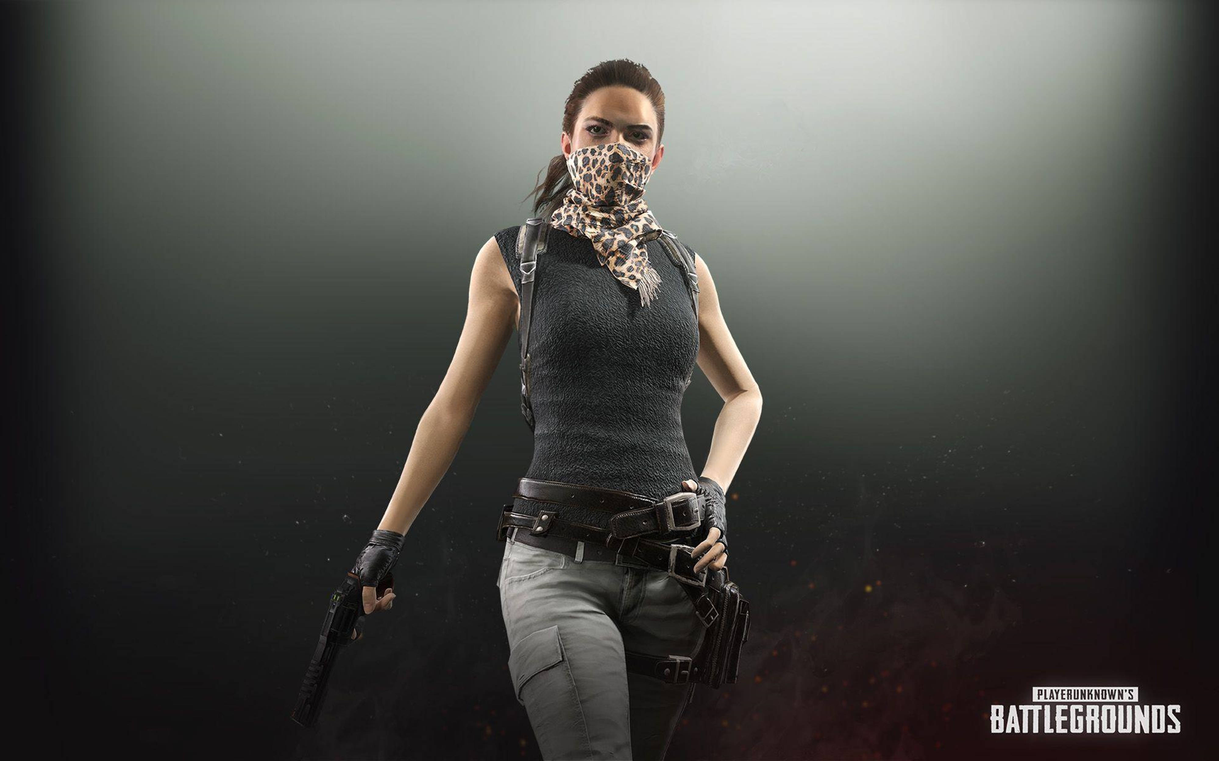 遊戲 桌布 壁紙 — PUBG 中的女兵手持手槍，用豹紋圍巾遮住嘴巴，背景是煙霧瀰漫的黑暗環境。