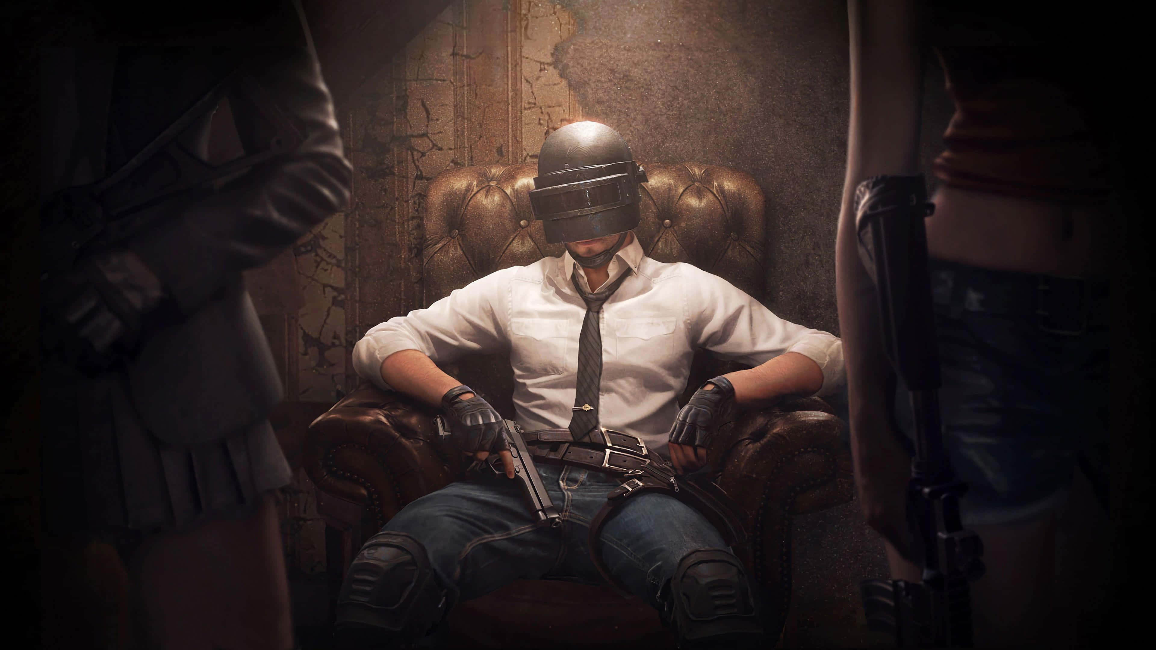 《PUBG 新世界》角色坐姿 壁紙 — 一名戴頭盔的士兵放鬆地坐在皮椅上，兩旁有兩名武裝女子，房間燈光昏暗。
