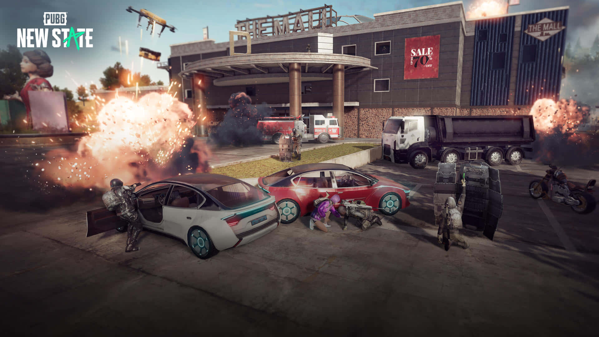 PUBG 新狀態 爆炸汽車 壁紙 — 爆炸震撼購物中心停車場，裝甲玩家在損毀的汽車和飛行無人機附近戰鬥。