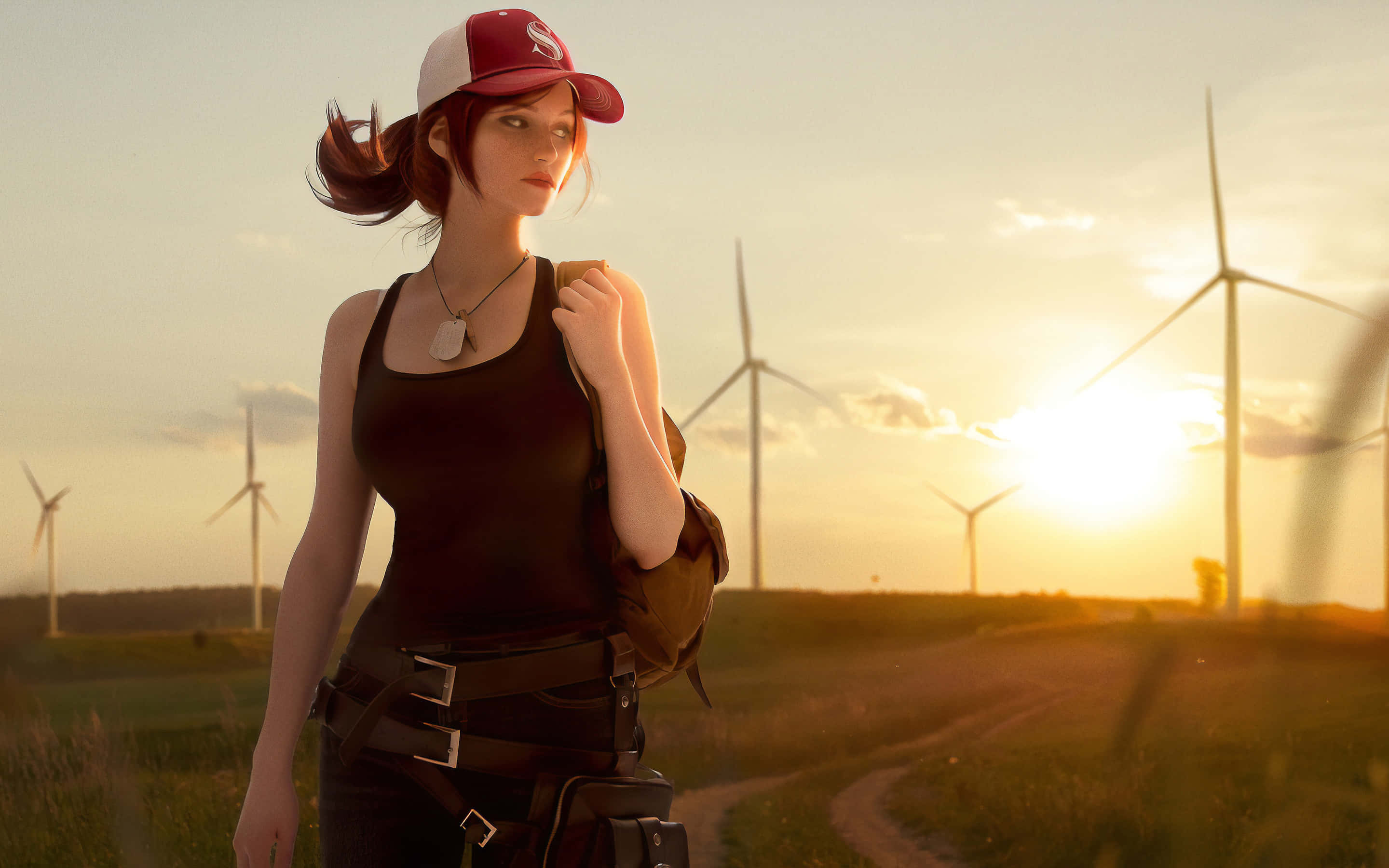 PUBG女孩在夕陽下行走 壁紙 — 一位戴紅色帽、穿黑色衣服的年輕女性自信地站在夕陽下陽光明媚的田野中，背景有風力發電機。