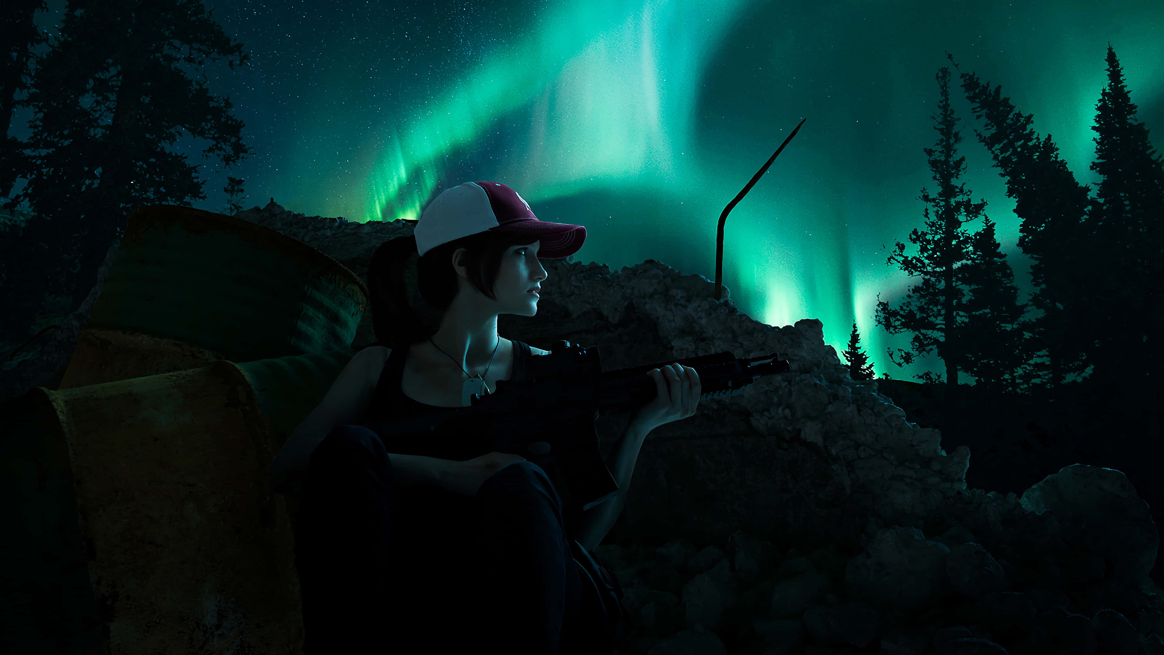 PUBG女孩在夜空下作戰 壁紙 — 一個戴著帽子的人夜晚坐在岩石山上，手持步槍，凝視著森林上方舞動的鮮綠色極光。