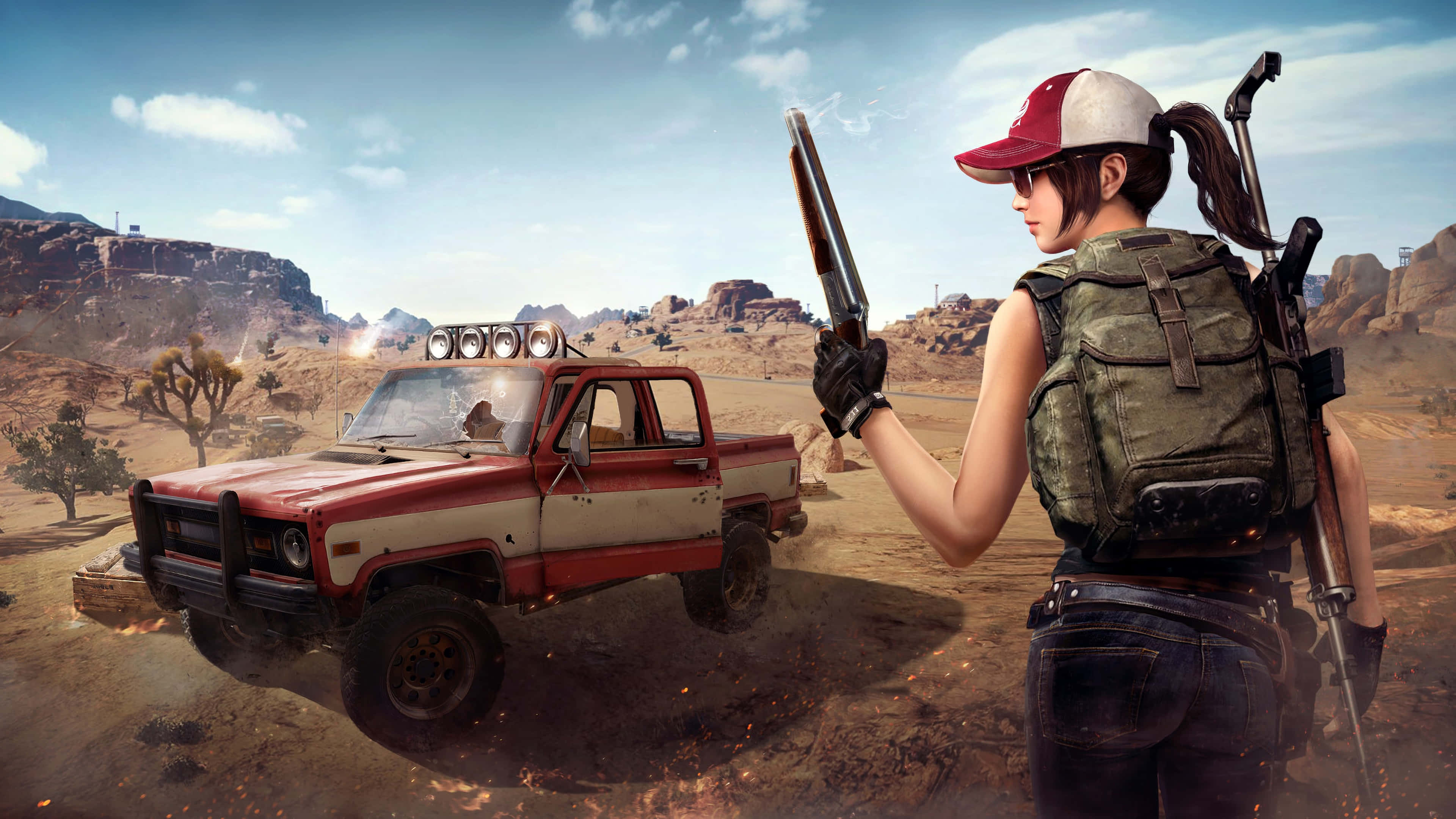 PUBG女孩在戰區作戰 壁紙 — 一位女性倖存者穿著沙漠裝備，在岩石荒地中，一輛紅白相間的皮卡車旁瞄準一把霰彈槍，背景是明亮的藍天。