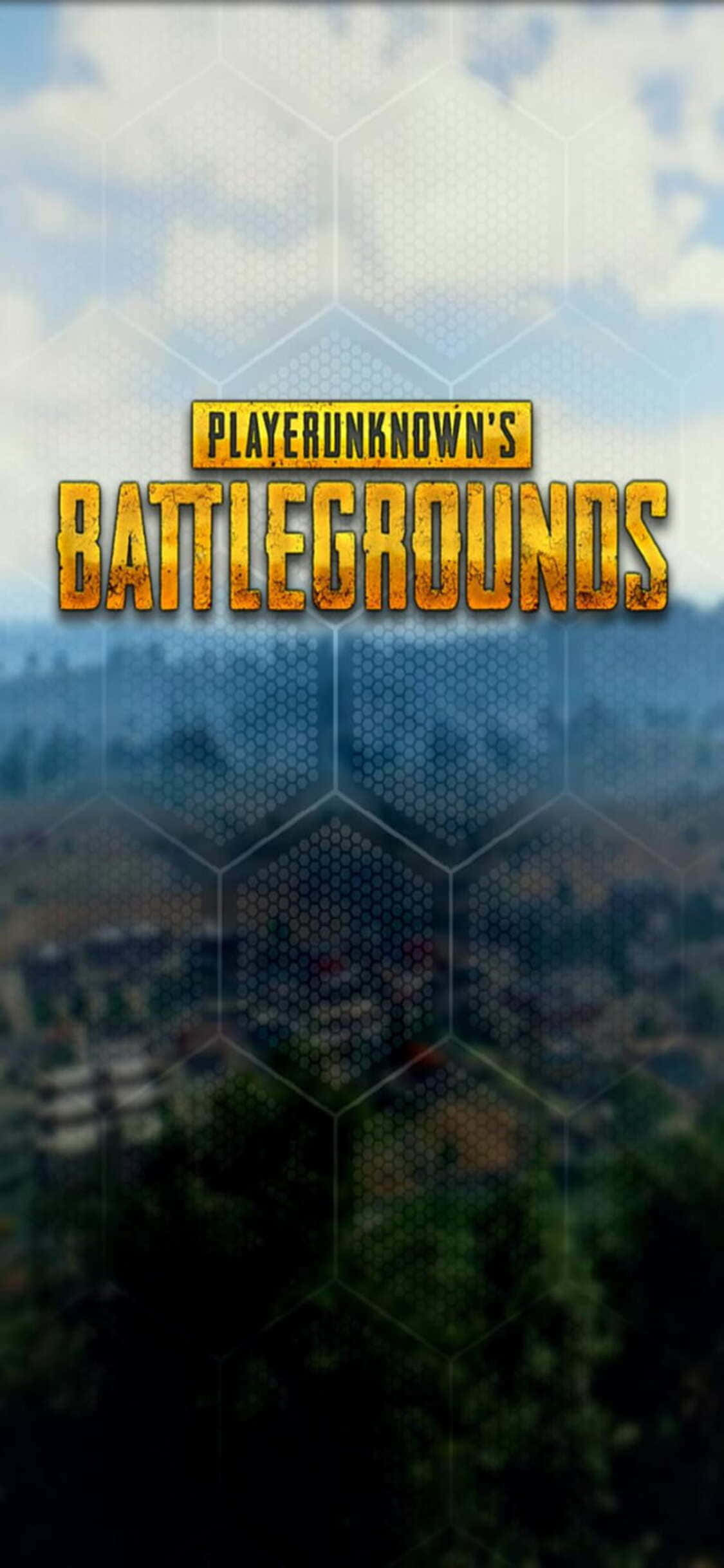 PUBG戰場標誌配城市背景 壁紙 — PlayerUnknown's Battlegrounds 標誌在模糊的森林景觀上以粗體黃色發光，並帶有六邊形網格疊加。