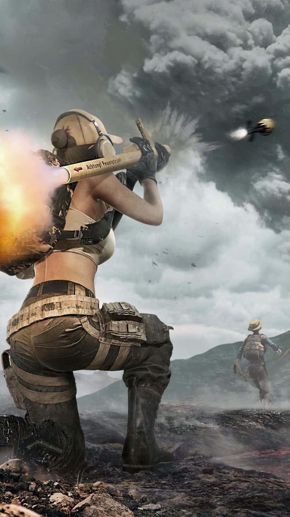 PUBG戰鬥中的女孩 壁紙 — 一名女兵在火山戰場上發射火箭炮，煙霧瀰漫，遠處另一名士兵正在前進。