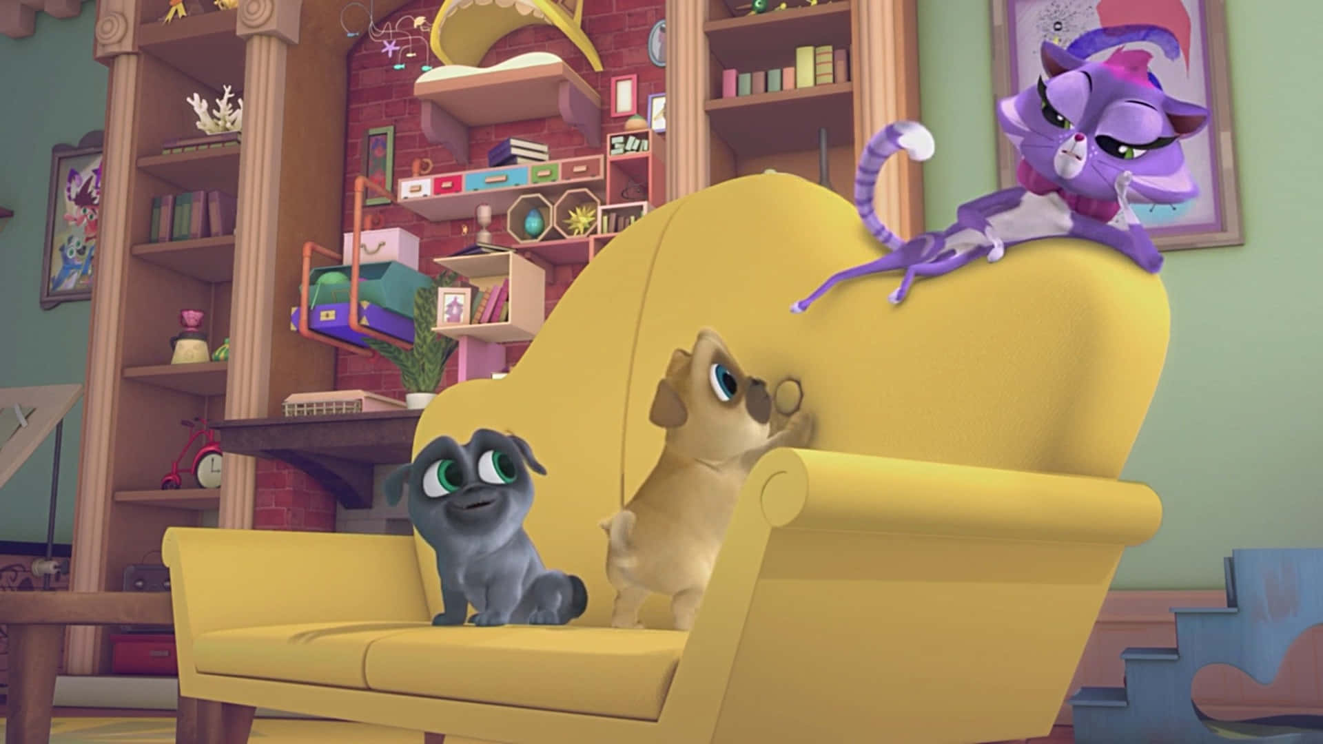 與 Puppy Dog Pals 一起展開冒險 壁紙 — 兩隻小狗和一隻紫色貓咪在色彩繽紛的卡通客廳裡，躺在一張亮黃色的扶手椅上休息。