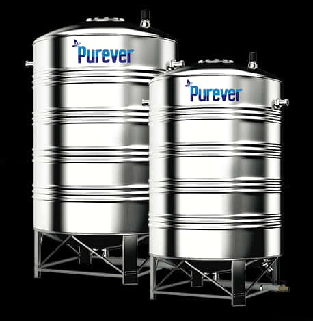 不鏽鋼儲水罐 Purever 壁紙 — 兩個大型不銹鋼儲水罐，品牌為Purever，立於黑色背景前，表面反光，帶有工業金屬支架。
