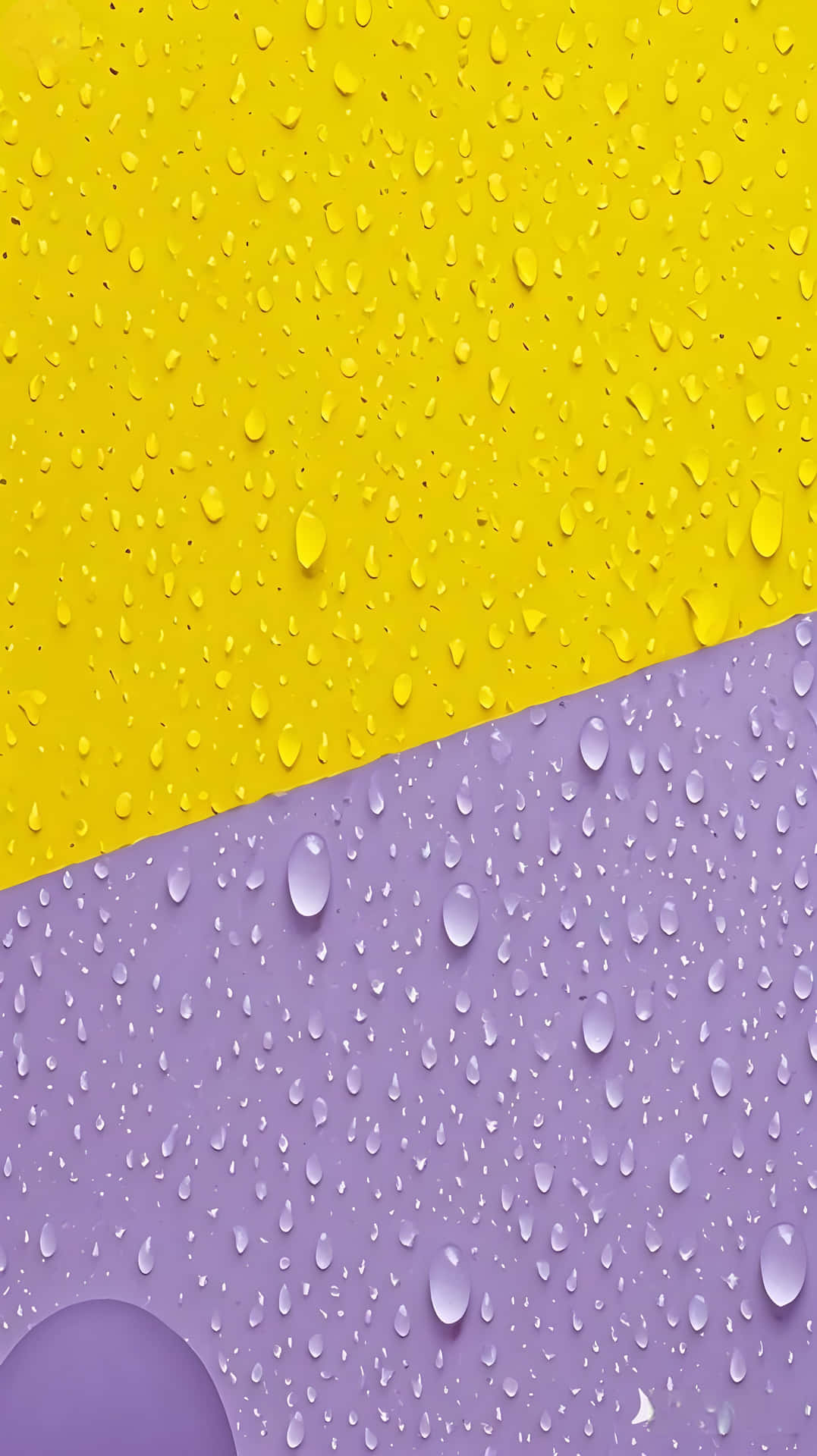 Purple Sea & Magic Lights: Romantic Dreamy Ripple Wallpaper 壁紙 — 鮮黃色和薰衣草色表面對角線分割，兩者都覆蓋著閃閃發光的水滴。