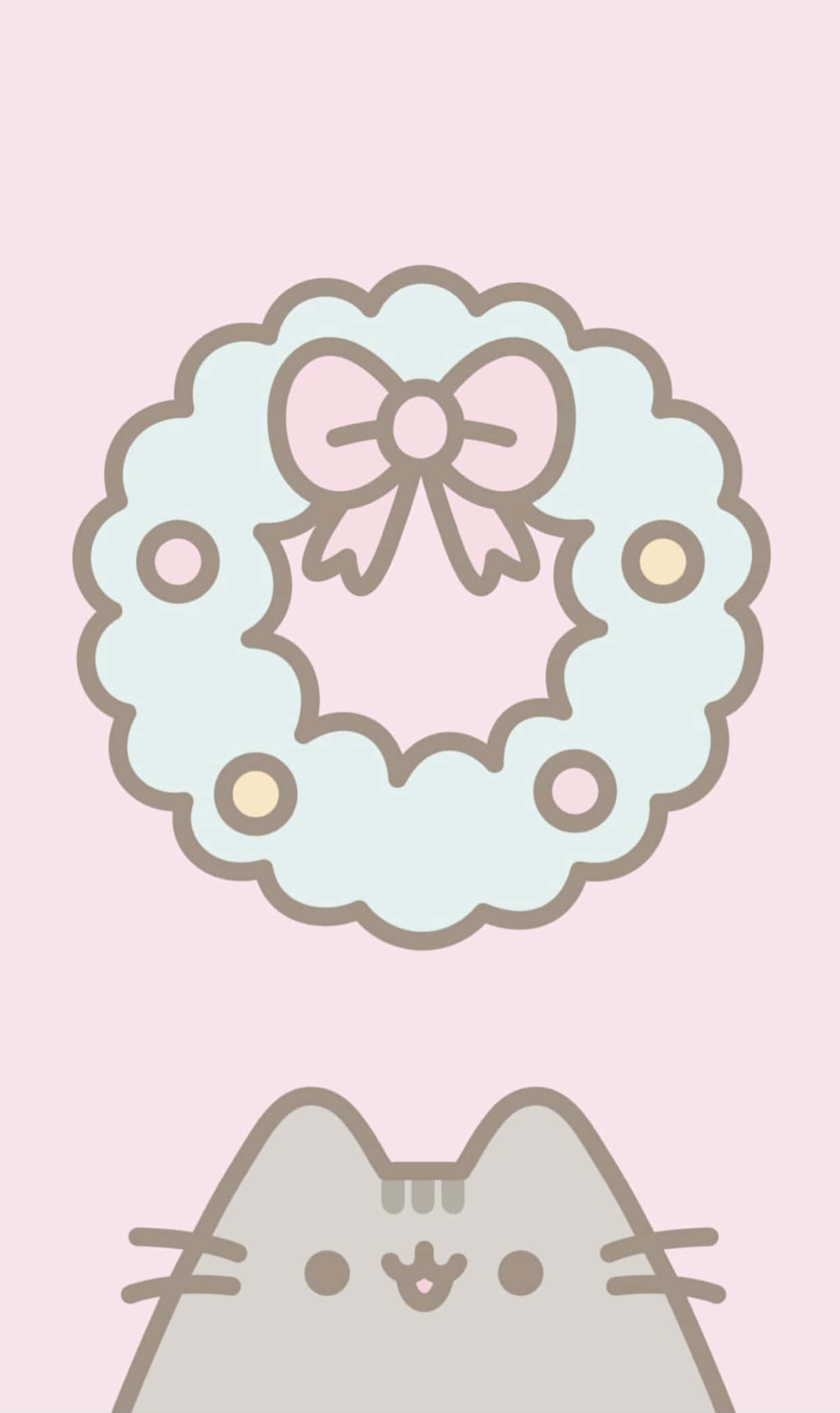 戴著聖誕花環的Pusheen Kawaii 壁紙 — 一隻可愛的灰色小貓抬頭看著一個帶有粉紅色蝴蝶結的柔和色花環，背景是柔和的粉紅色。