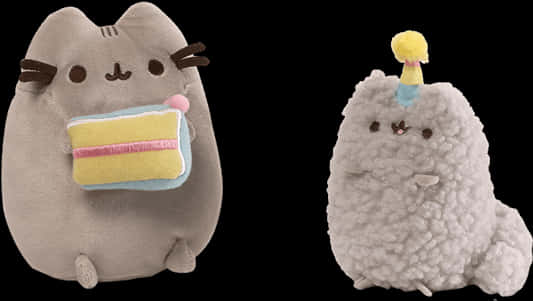 Pusheen 與 Stormy 毛絨玩具與甜點 壁紙 — 兩個毛茸茸的Pusheen毛絨玩具，一個拿著一片蛋糕，另一個戴著派對帽，背景為黑色。