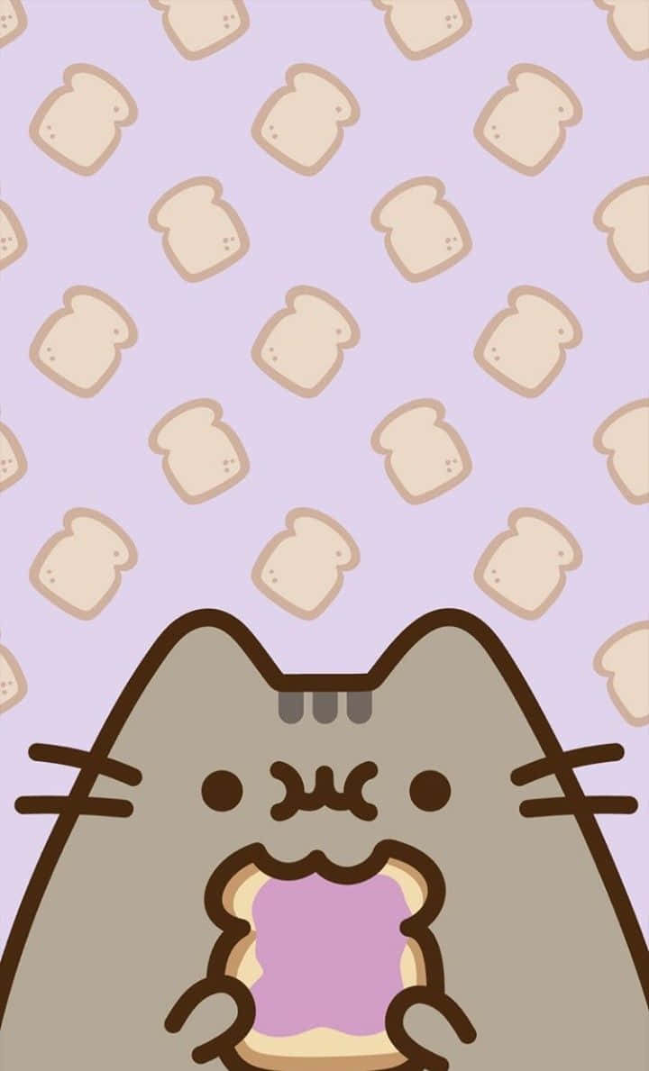 Kawaii Pusheen 桌布 壁紙 — Pusheen 貓咪在薰衣草背景上開心地吃著一片粉紅色果醬多士，背景有漂浮的多士圖案。
