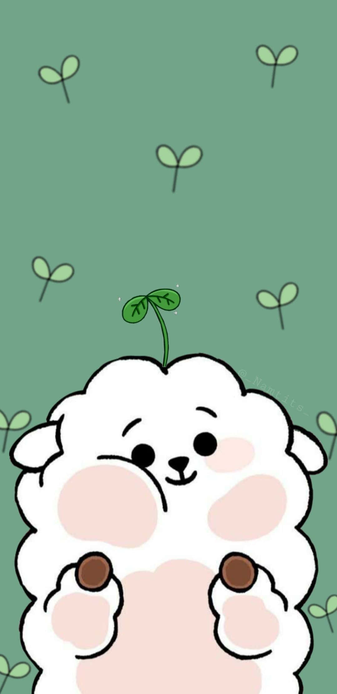 這隻可愛的綠色Q版角色準備投入節日氣氛！ 壁紙 — 一隻可愛的毛茸茸白色綿羊，頭上有嫩芽，在綠色背景上微笑，背景中有漂浮的嫩芽。