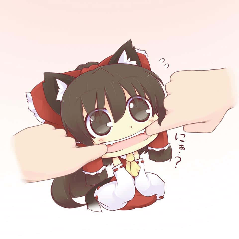 Q版，展現你更誇張的個性 壁紙 — 一個有狐狸耳朵、穿著紅色服裝的Q版動漫女孩，被兩隻手頑皮地捏著，表情驚訝。