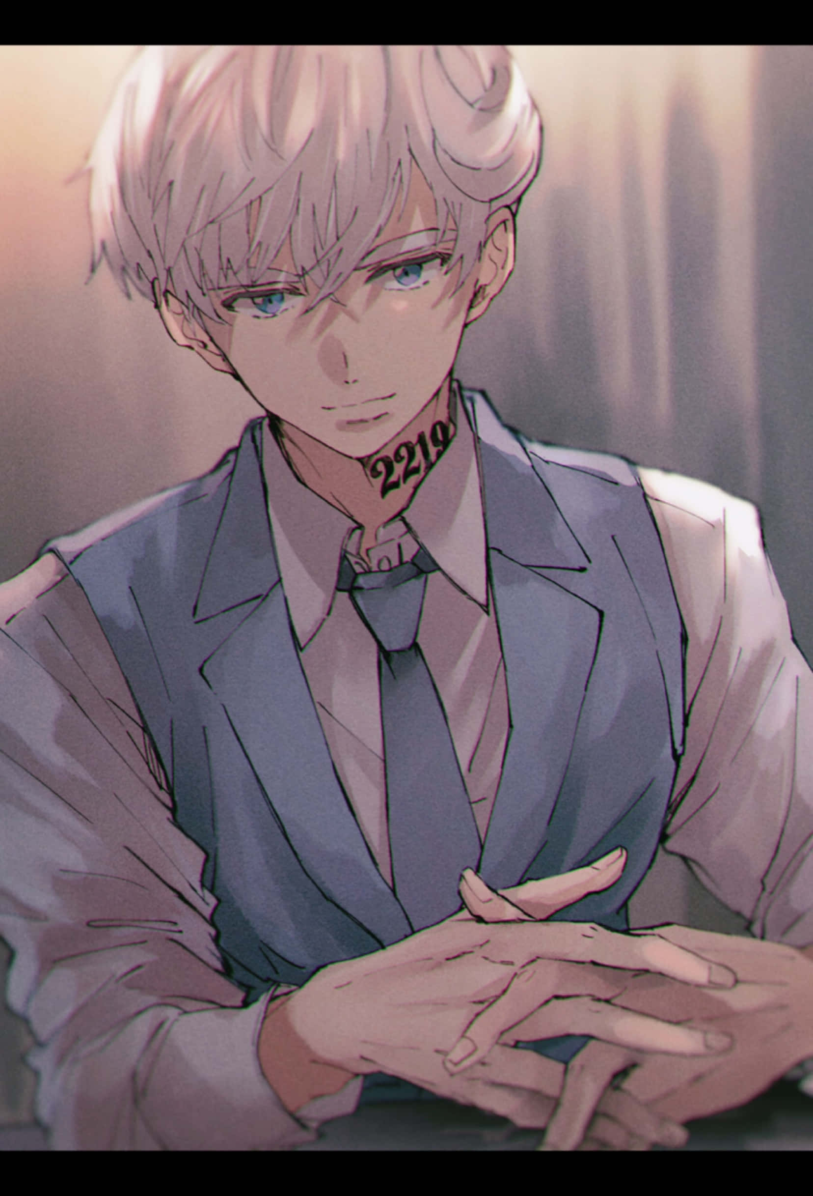 The Promised Neverland Norman 桌布 壁紙 — 一個淺色頭髮的動漫男孩穿著西裝，頸部有紋身，雙手緊握，沐浴在溫暖柔和的光線中，專注地凝視。