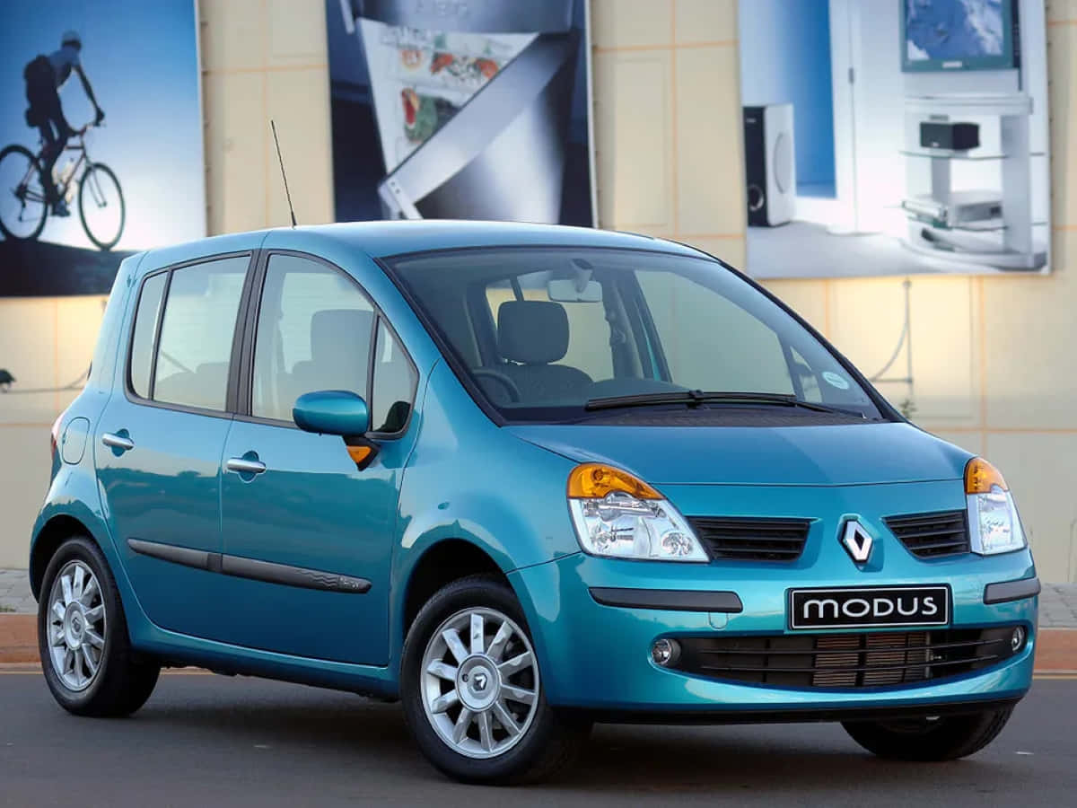 Renault Modus 桌布 壁紙 — 一輛充滿活力的青綠色雷諾Modus緊湊型汽車停放在城市街道上，背景有現代建築廣告。