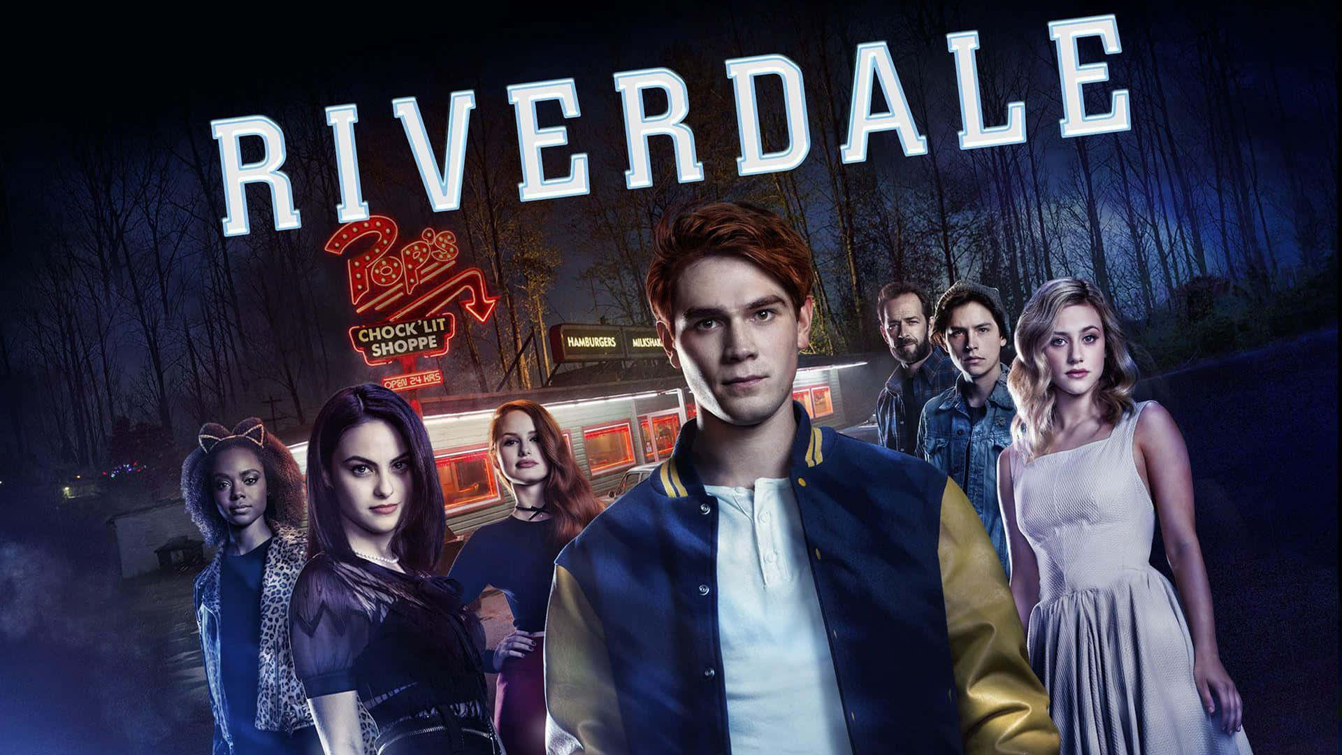 青少年在 Riverdale 標誌下，夜晚在霓虹燈餐廳前擺姿勢。
