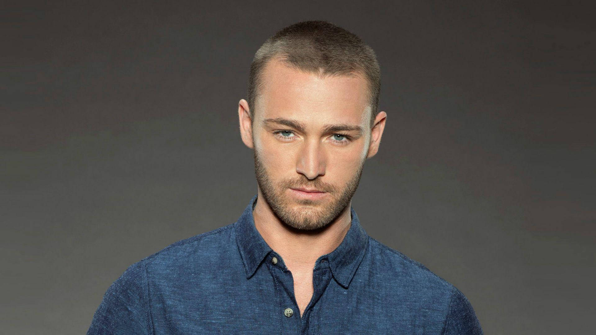 《Quantico》演員傑克·麥克勞林 壁紙 — 一個短髮留鬚的男人，穿著藍色鈕扣襯衫，背景是灰色攝影棚。