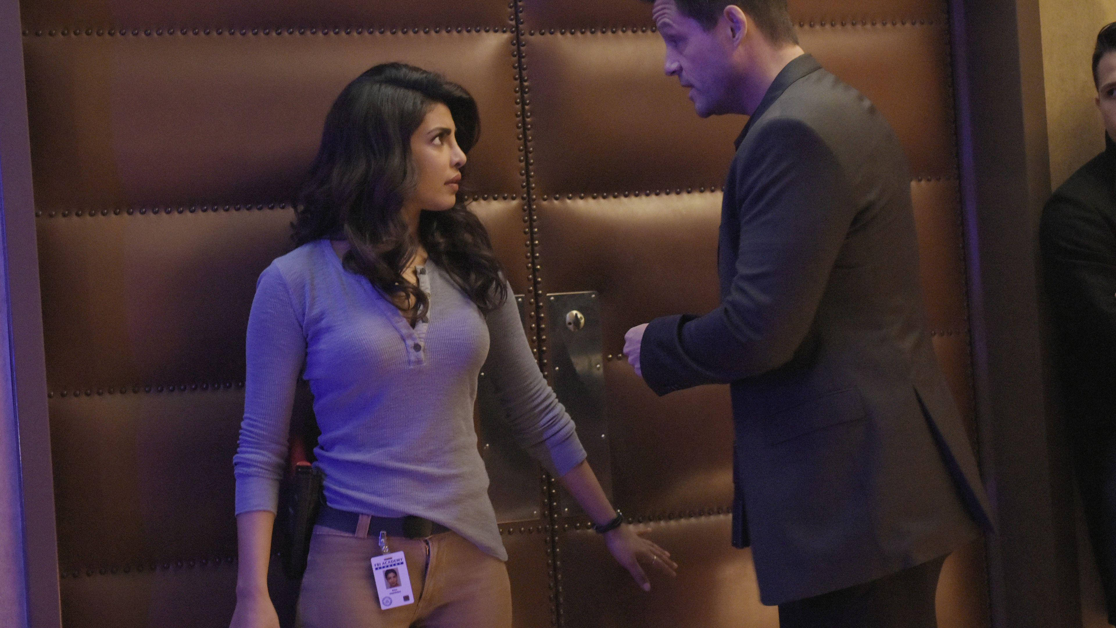《Quantico》角色萊姆與亞歷珊德拉 壁紙 — 兩名特工在燈光昏暗的升降機中交換緊張的眼神，其中一人向門口做手勢。