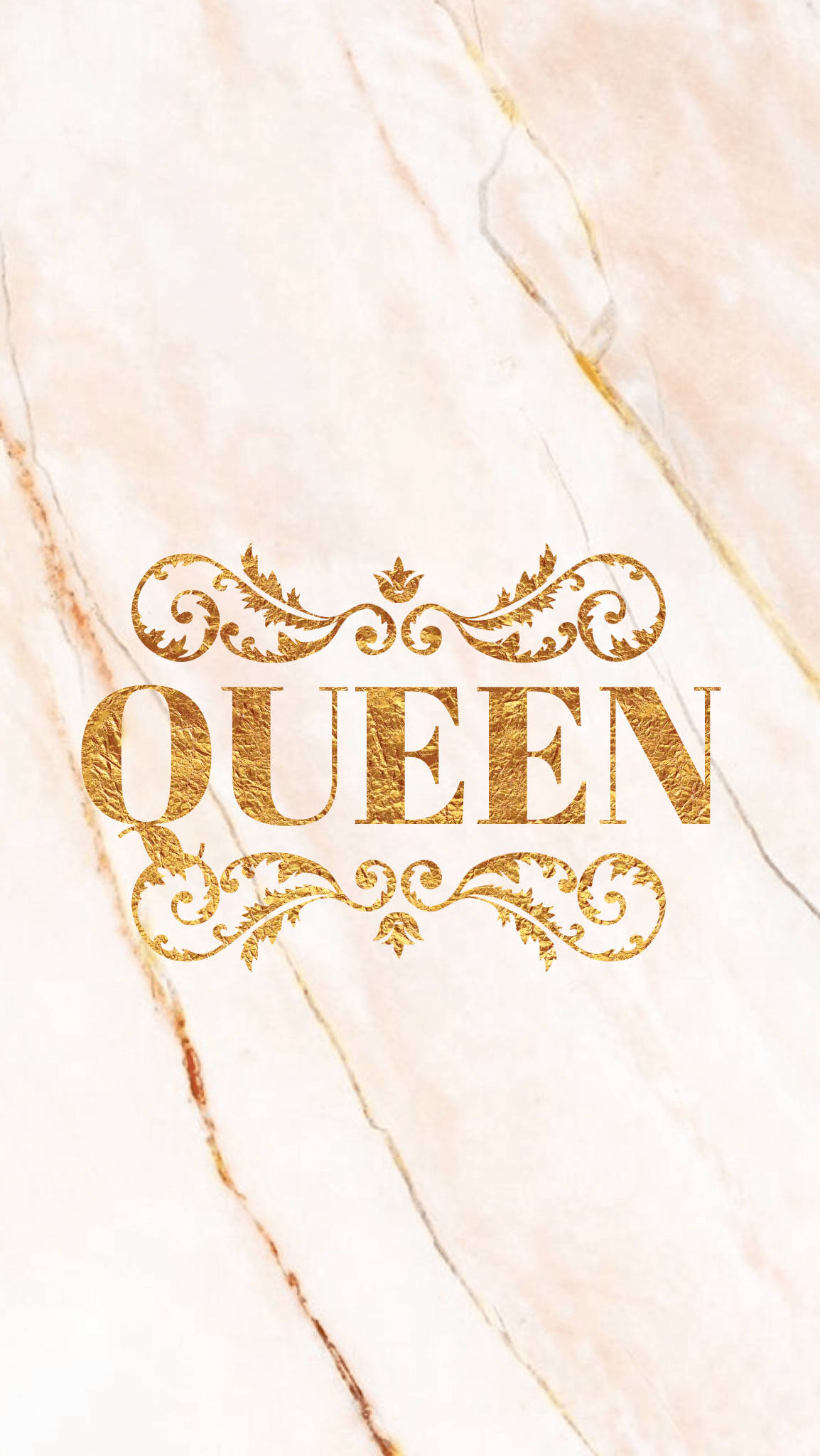 大理石粉紅色優雅 'Queen' 壁紙 — 「queen」一詞以華麗的金箔字體呈現，置於帶有優雅紋理的柔軟粉紅大理石背景上。