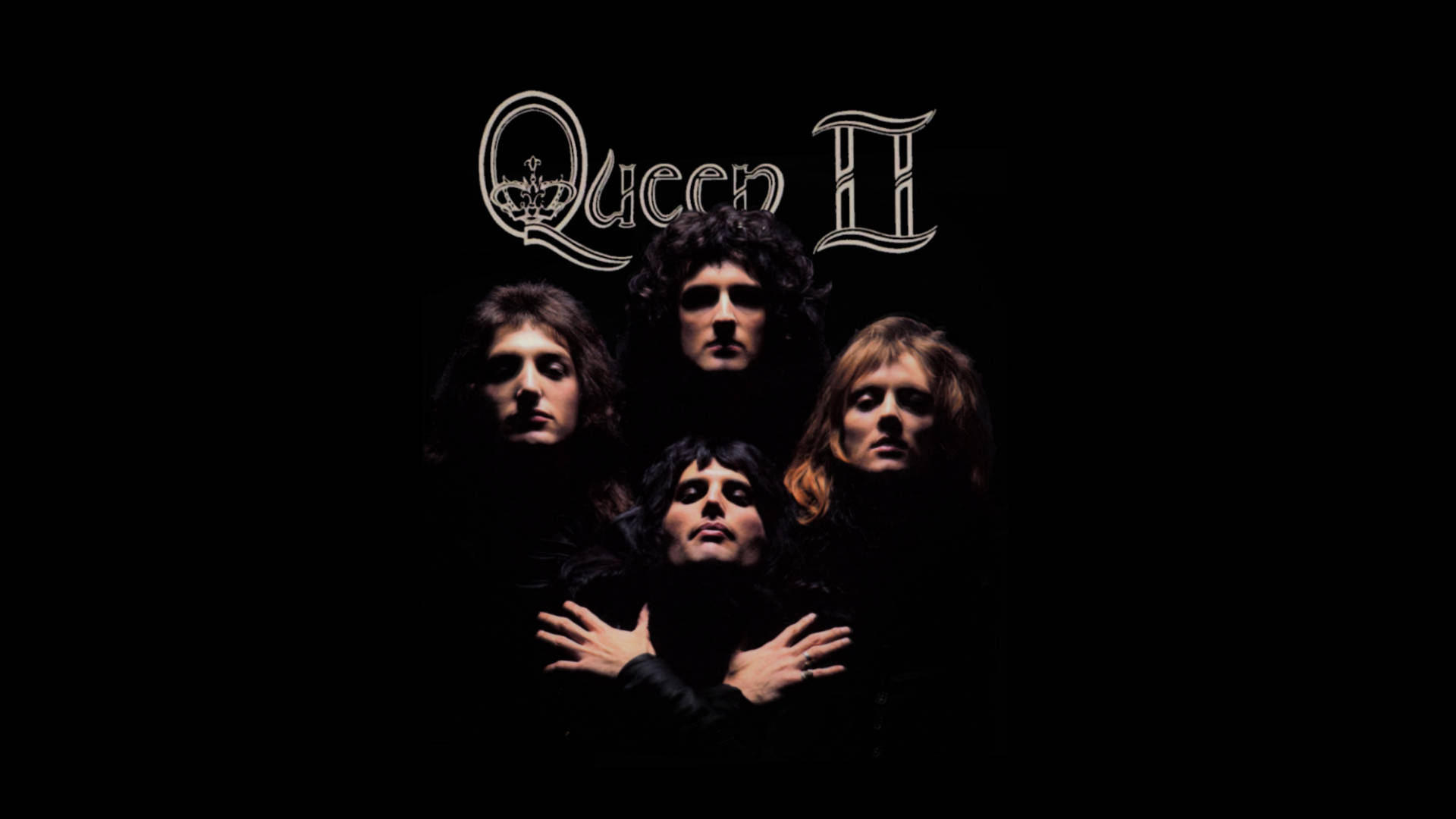 Queen II 樂隊肖像，黑色背景上帶有華麗的白色專輯標題。