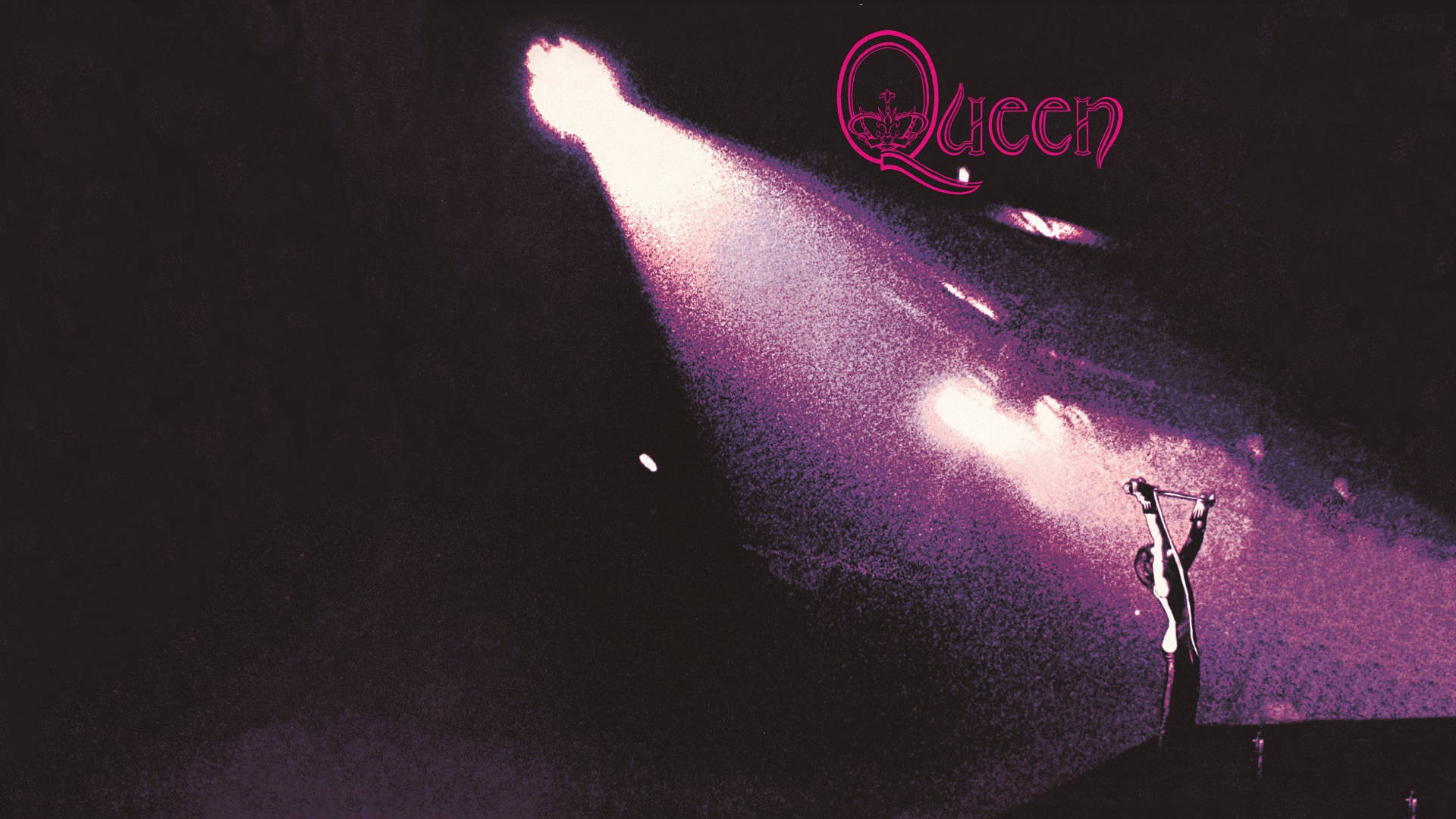 紫色聚光燈下舞台上的剪影音樂家，上方有Queen標誌。