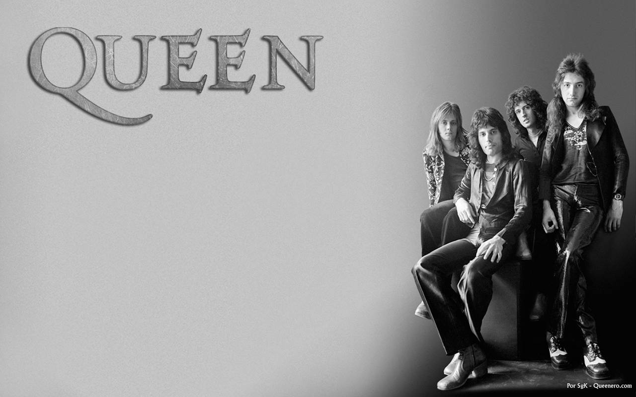 搖滾樂隊 Queen 在攝影棚內擺姿勢的黑白照片。