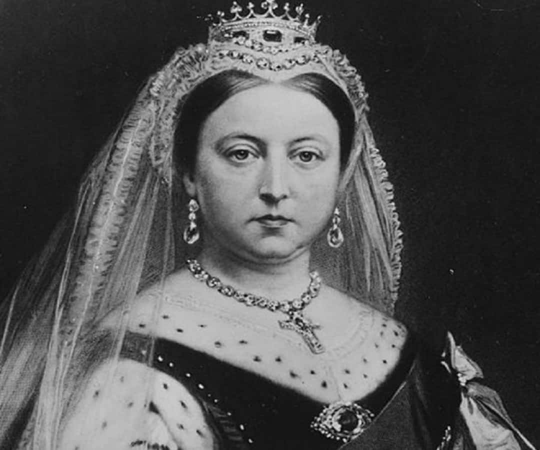 Queen登台演出 壁紙 — 維多利亞女王的莊嚴黑白肖像，戴著鑲有寶石的王冠面紗和華麗的禮服，表情嚴肅。