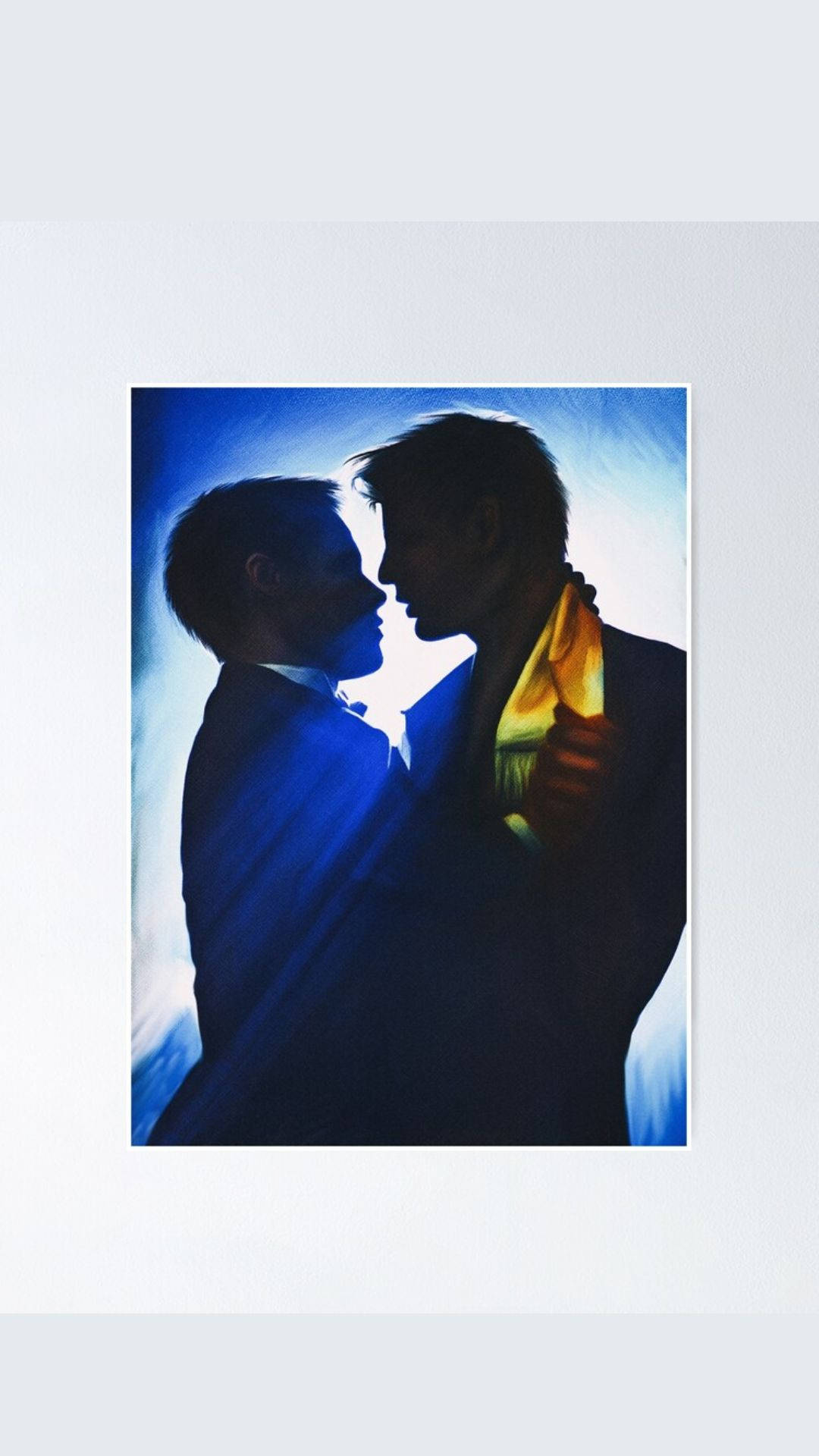 Queer As Folk 愛戀夜舞 壁紙 — 兩個穿西裝的男人在發光的藍色和黃色燈光下以剪影相對而立。