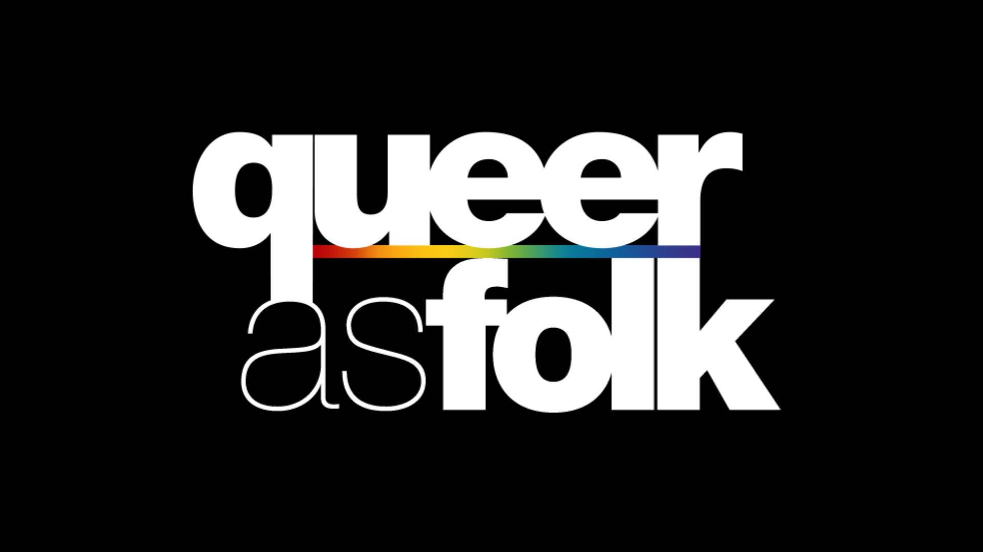 《Queer As Folk》極簡標誌 壁紙 — 粗體白色文字寫著 queer as folk，在黑色背景上，queer 一詞上有一條彩虹條紋。