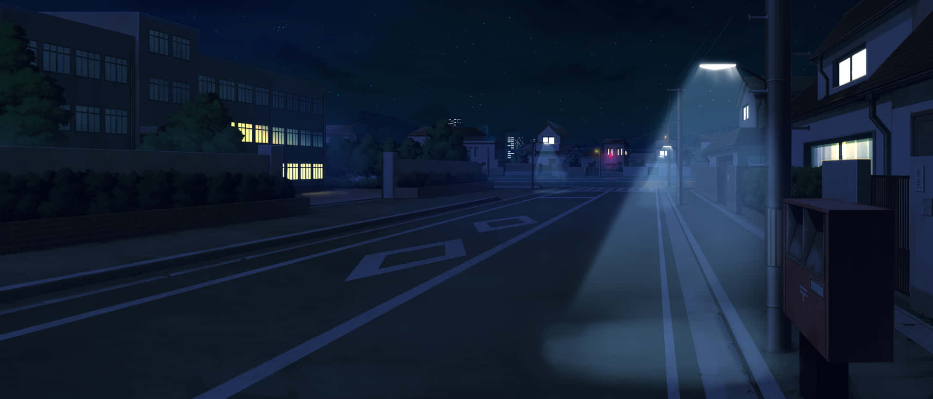  壁紙 — 夜晚一條寧靜的動漫風格街道，由單一路燈照亮，在道路和周圍建築物上投下柔和的光芒。