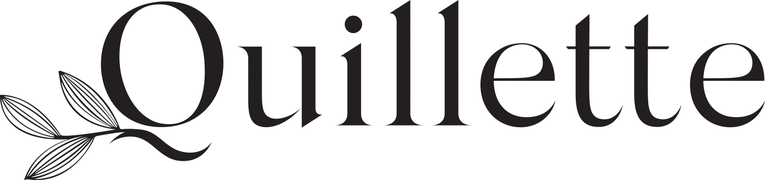 Quillette公司標誌 壁紙 — 「Quillette」一詞以優雅的灰色襯線字體呈現，左側帶有裝飾性葉片圖案。