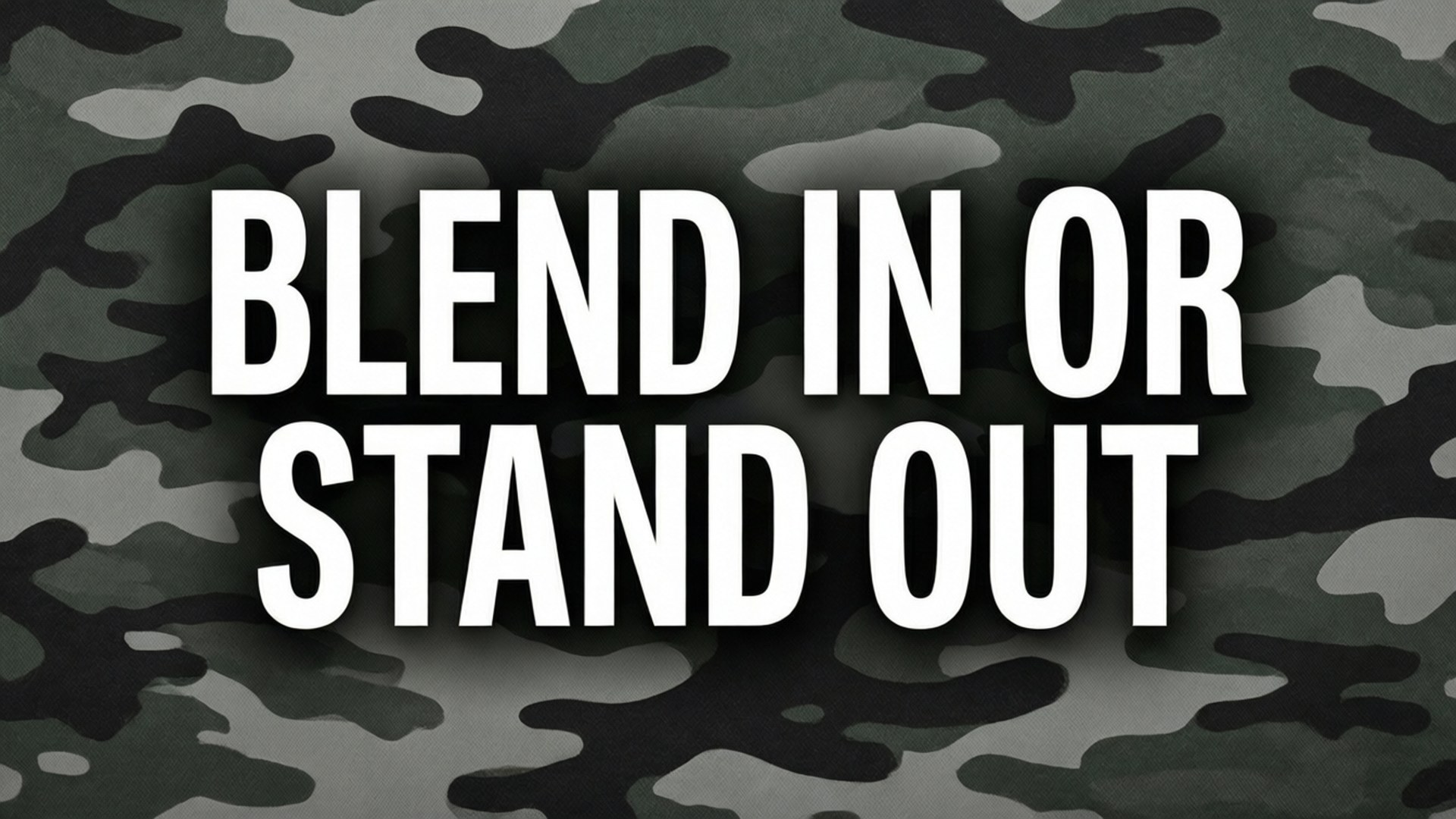 迷彩背景上寫有「blend in or stand out」的文字