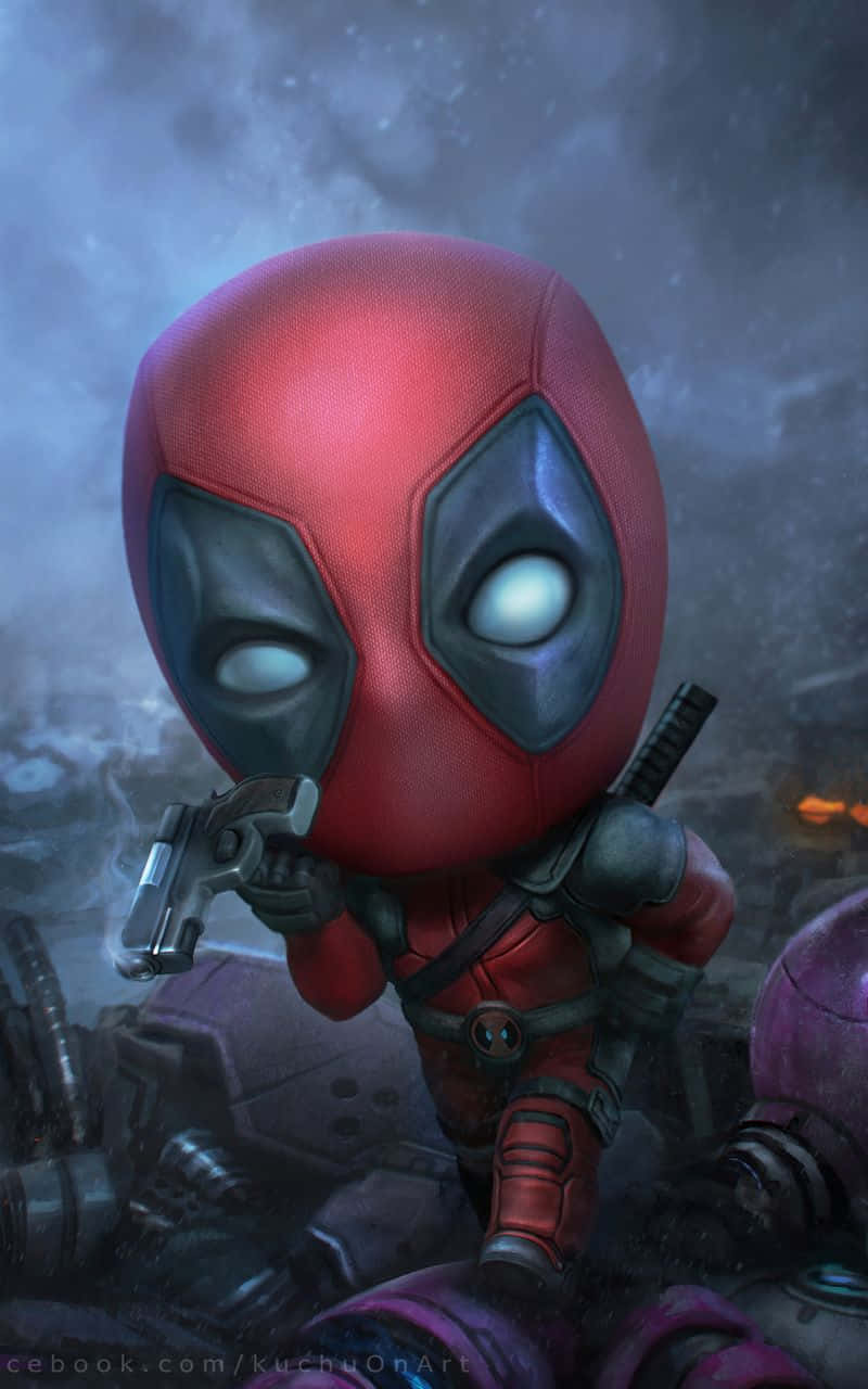 Deadpool Cartoon 桌布 壁紙 — Q版死侍身穿紅色戰衣，在煙霧瀰漫的廢墟中，於暴風雨天空下持槍，雙眼發光。