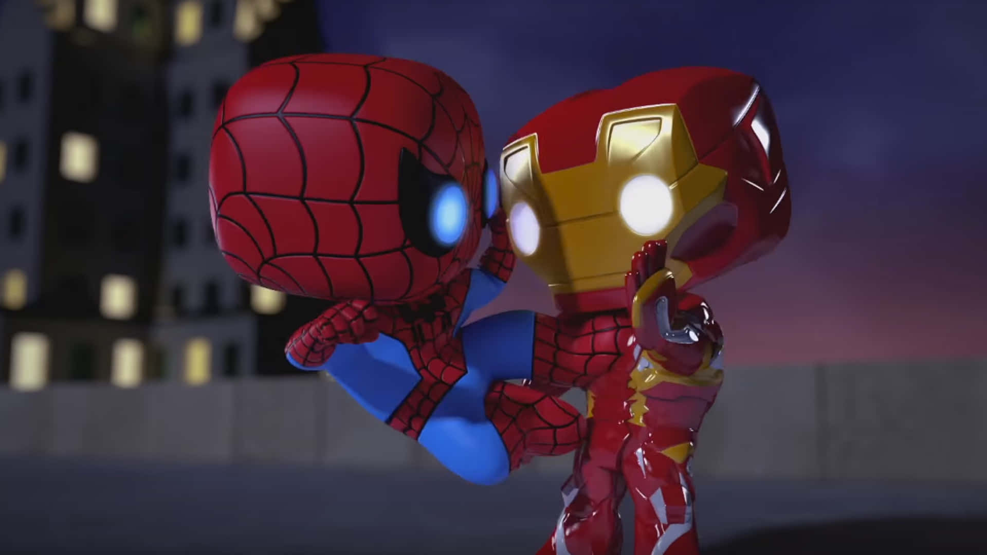 Iron Man Pop Figures 桌布 壁紙 — Q版蜘蛛俠和鋼鐵俠在暮色中的城市景觀中站在一起，身後有發光的眼睛和亮燈的建築物。