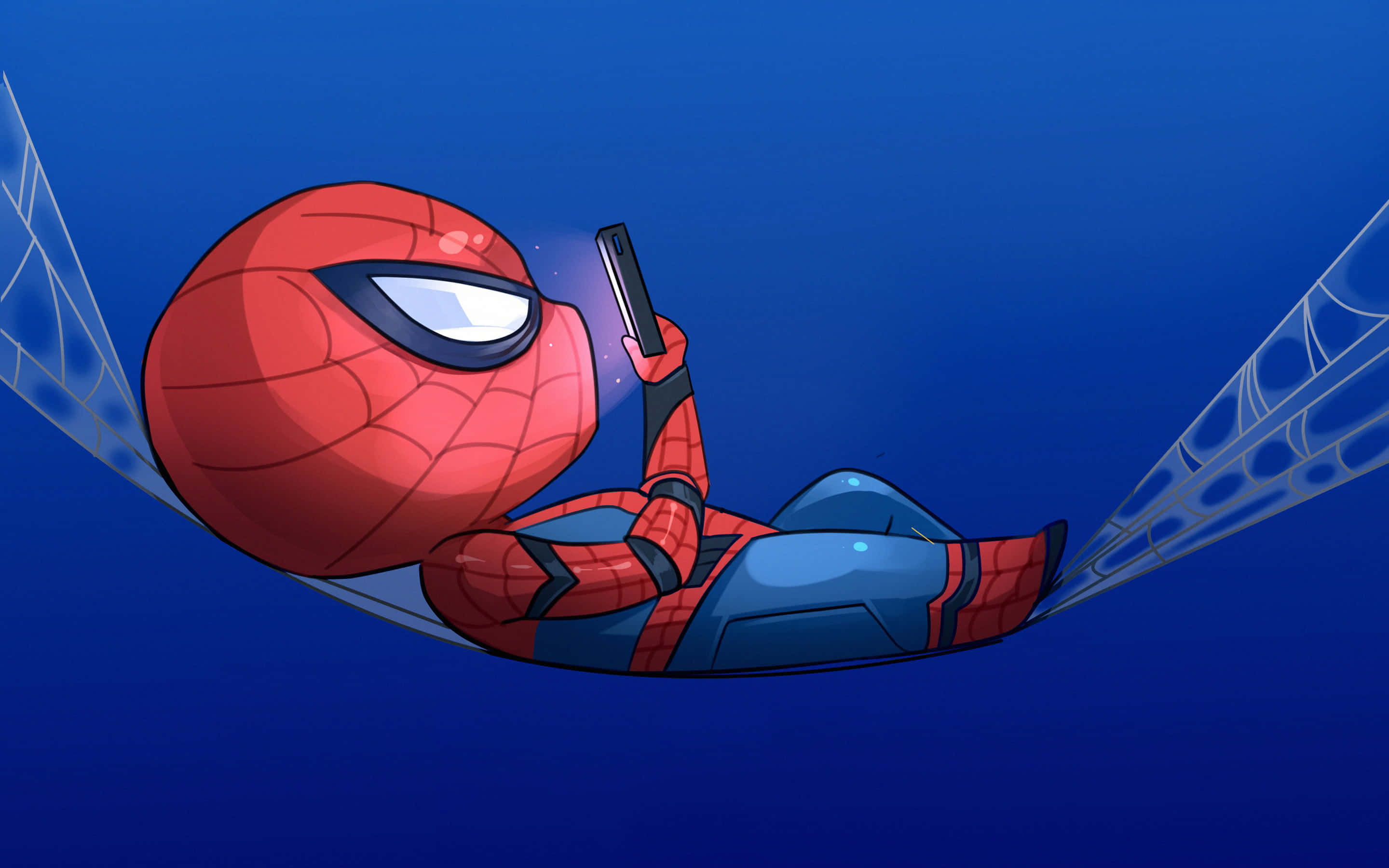 Spider-man Blue 桌布 壁紙 — Q版蜘蛛俠喺深藍色背景嘅蜘蛛網吊床上攤唞，碌緊手機。