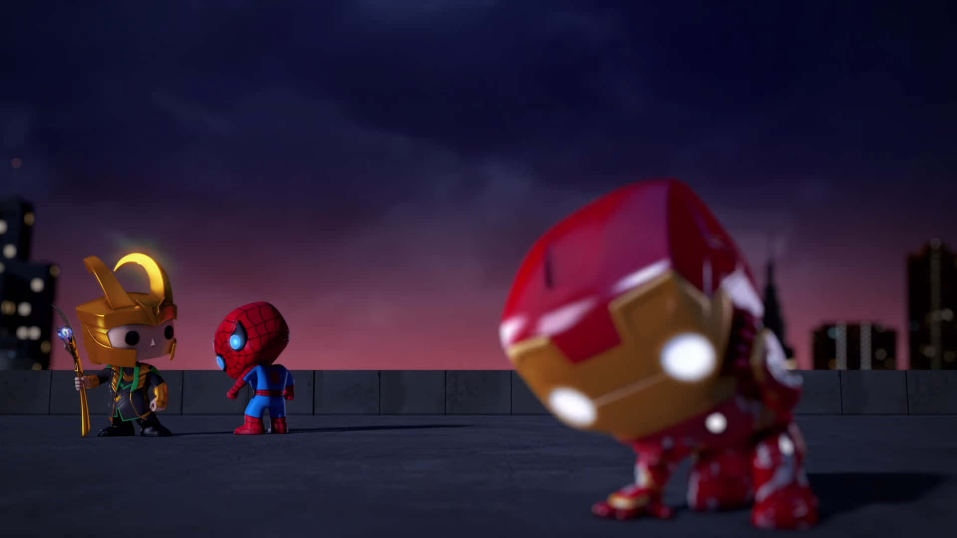 Iron Man Pop Figures 桌布 壁紙 — Q版超級英雄雷神、蜘蛛俠和鐵甲奇俠在黃昏時分站在屋頂上，背景是城市天際線。