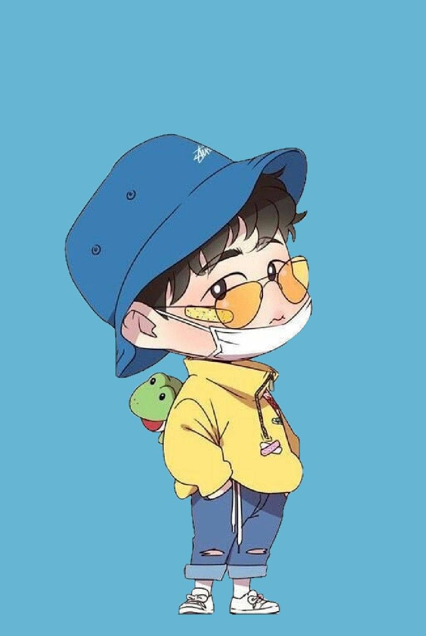 Q版金漢彬 壁紙 — 一個可愛的動漫男孩，戴著藍色漁夫帽和黃色連帽衫，站在純藍色背景前，肩上有一隻綠色小青蛙毛絨玩具。
