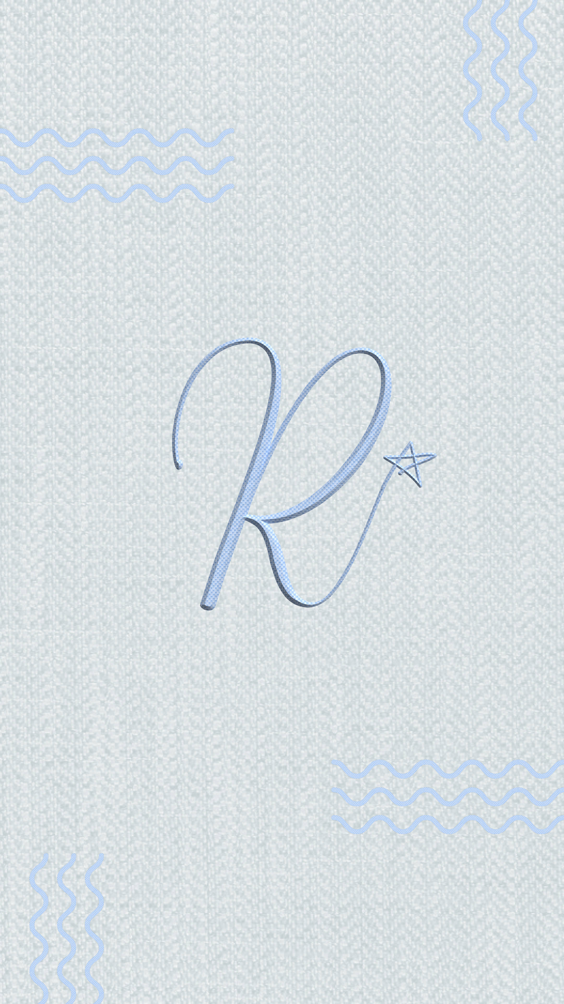 嬰兒藍色 R 字母壁紙 壁紙 — 淺藍色人字形牆紙，帶有風格化的字母K，配有星星和波浪線條點綴。