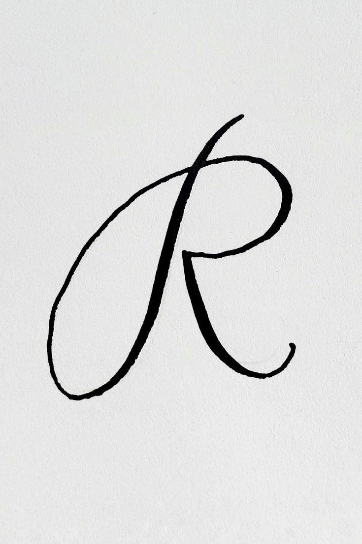 單筆劃字母R 壁紙 — 一個大膽的黑色草書字母R，優雅地繪製在帶有可見墨跡的紋理白紙上。