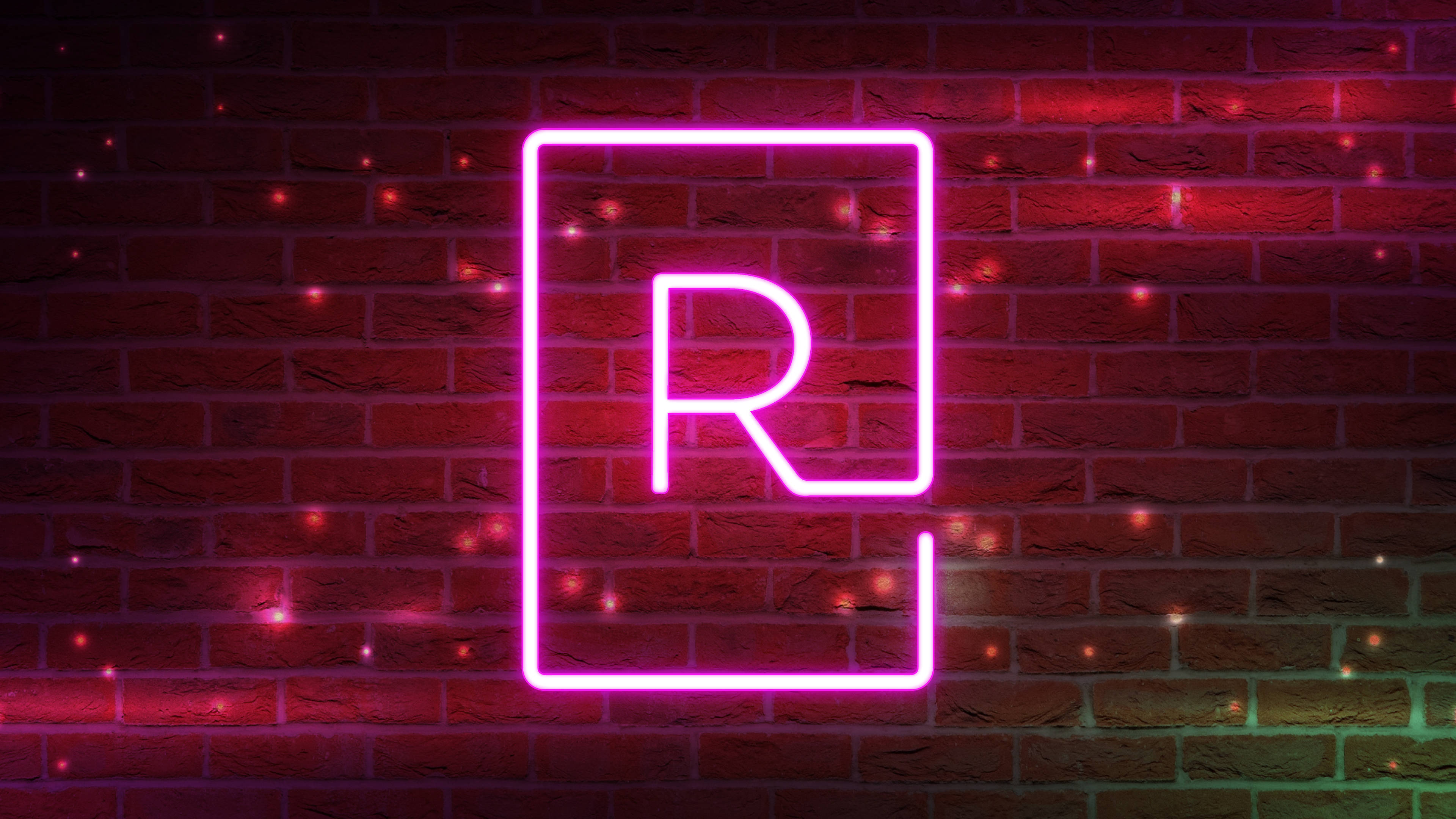 霓虹粉紅字母 R 壁紙 — 一個發光的粉紅色霓虹字母R在方形框架中照亮了紋理紅磚牆和散落的溫暖燈光。